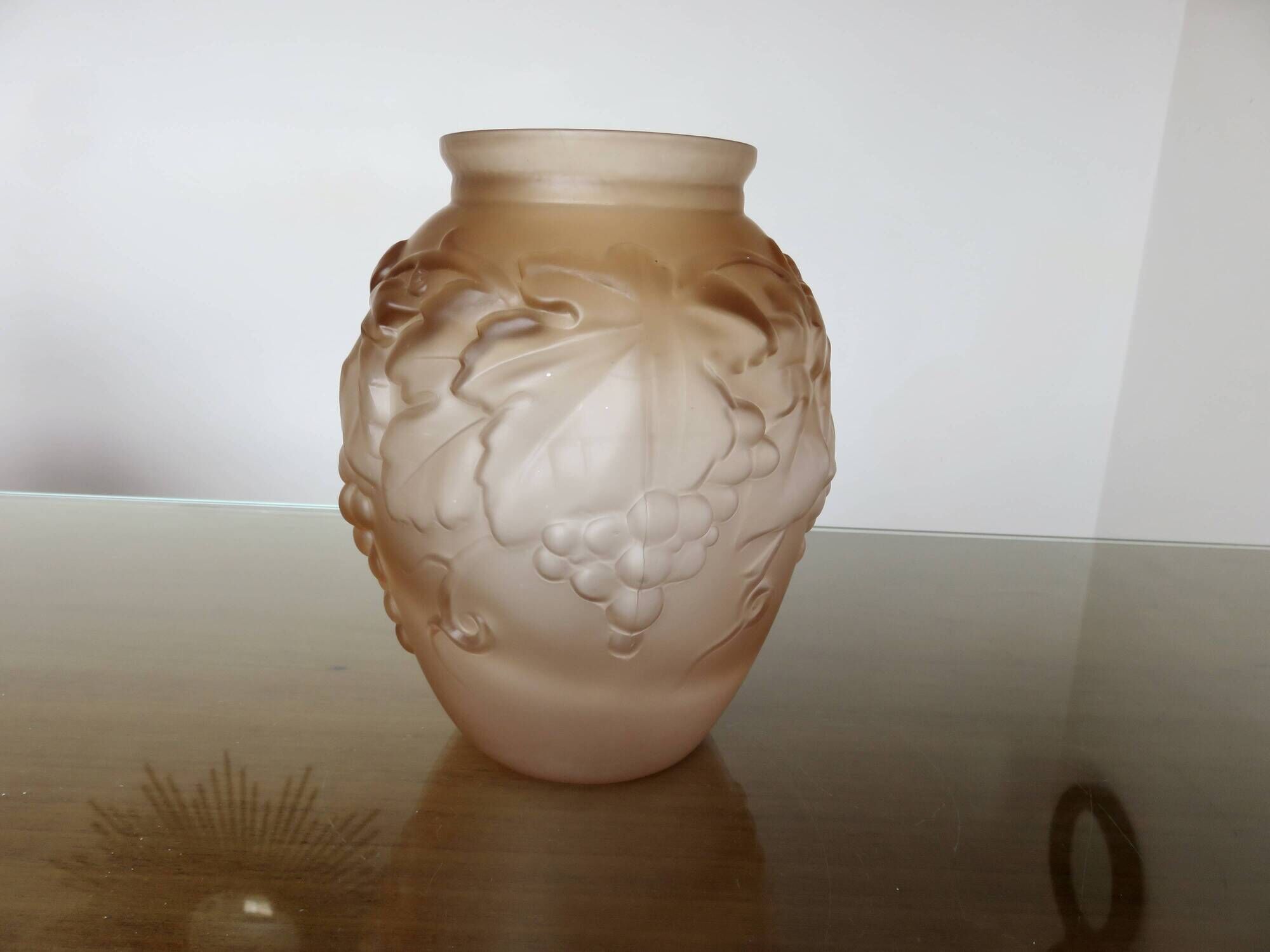 Art Deco vase in moulded pink glass, signed "Souchon Neuvesel", 1940s.