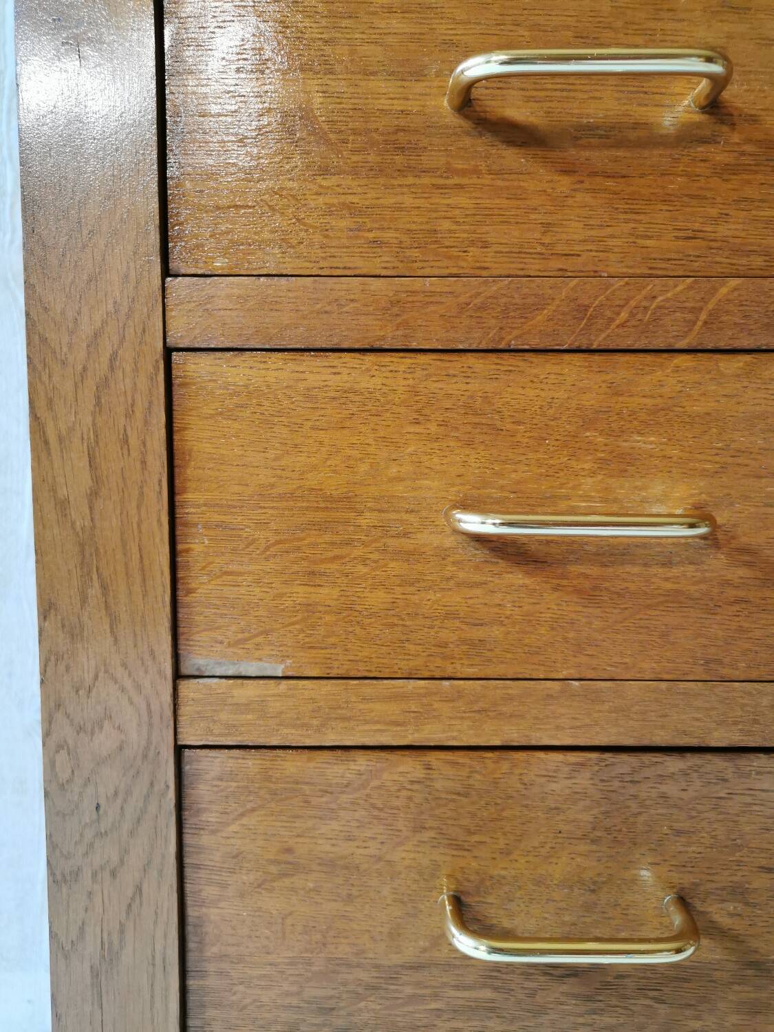 Oak chest of drawers