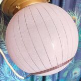Plafonnier boule en verre rose granité