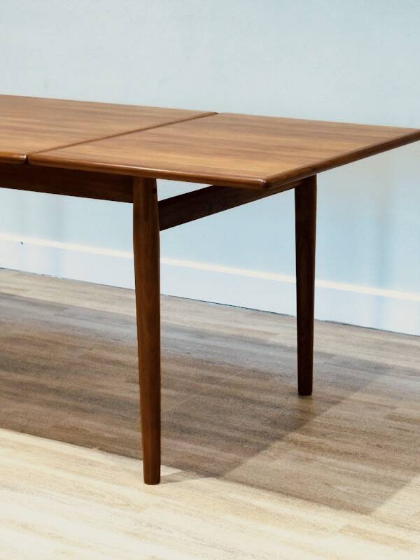 Mid-Century Danish teak extending dining table (Johannes Andersen)