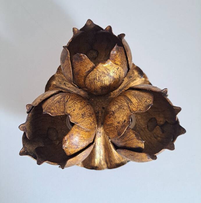 Gold flower-shaped wall lamp