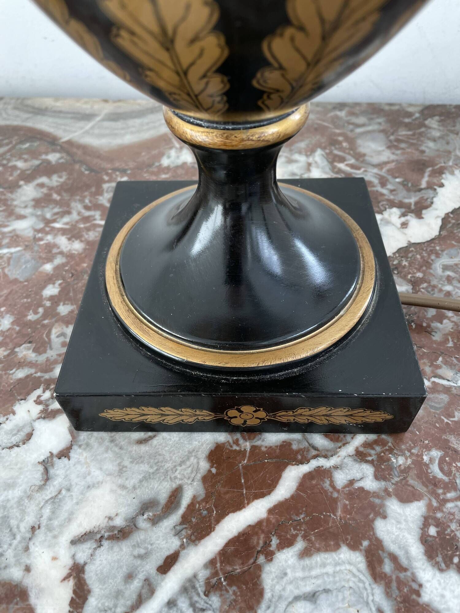Foot, Baluster lamp, golden lions, golden lampshade, Hotel Intercontinental de Paris Opéra Garnier