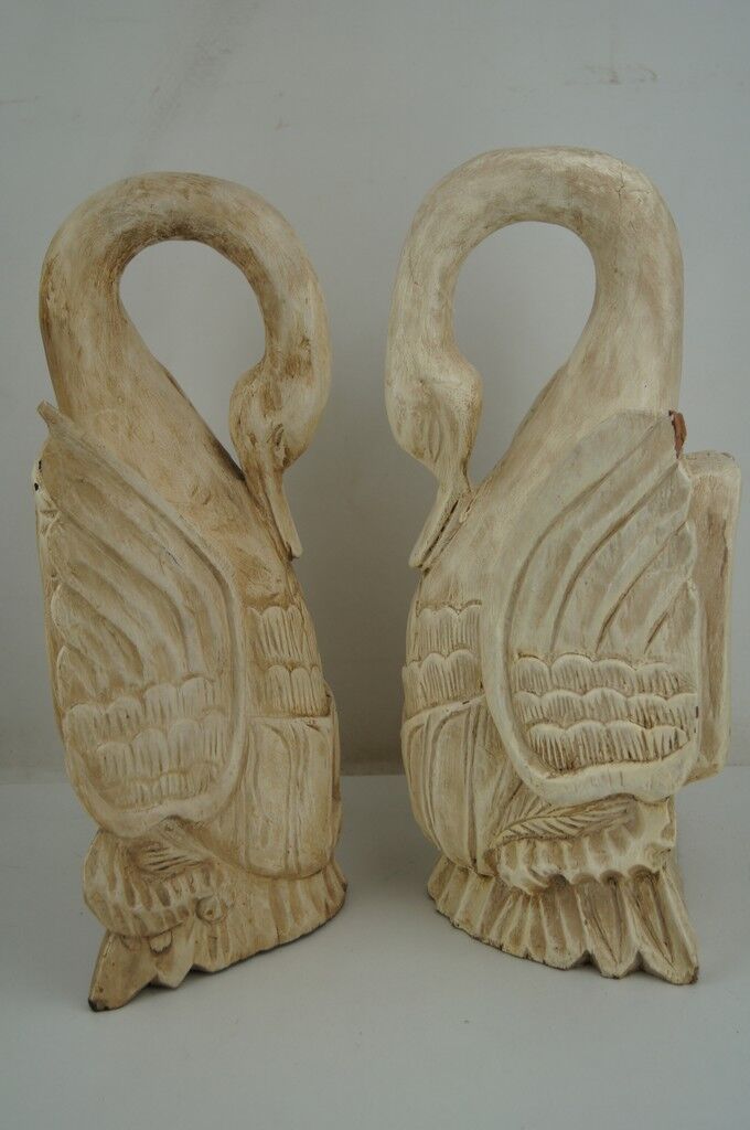 Deux ornements d'applique en bois sculpté et laqué crème,  représentant des cygnes