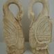 Deux ornements d'applique en bois sculpté et laqué crème,  représentant des cygnes