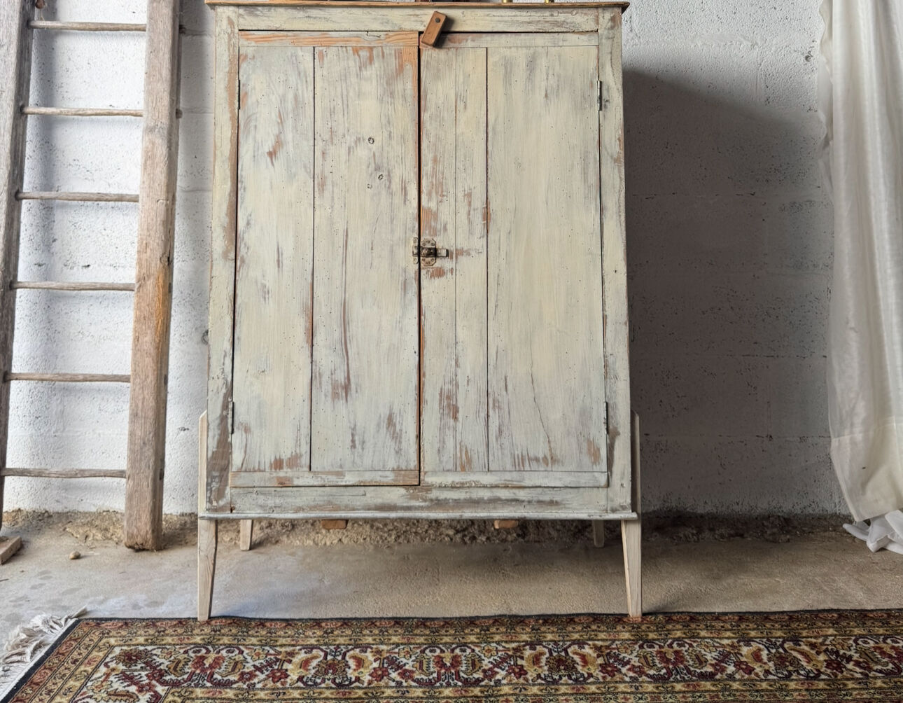 The patinated sideboard