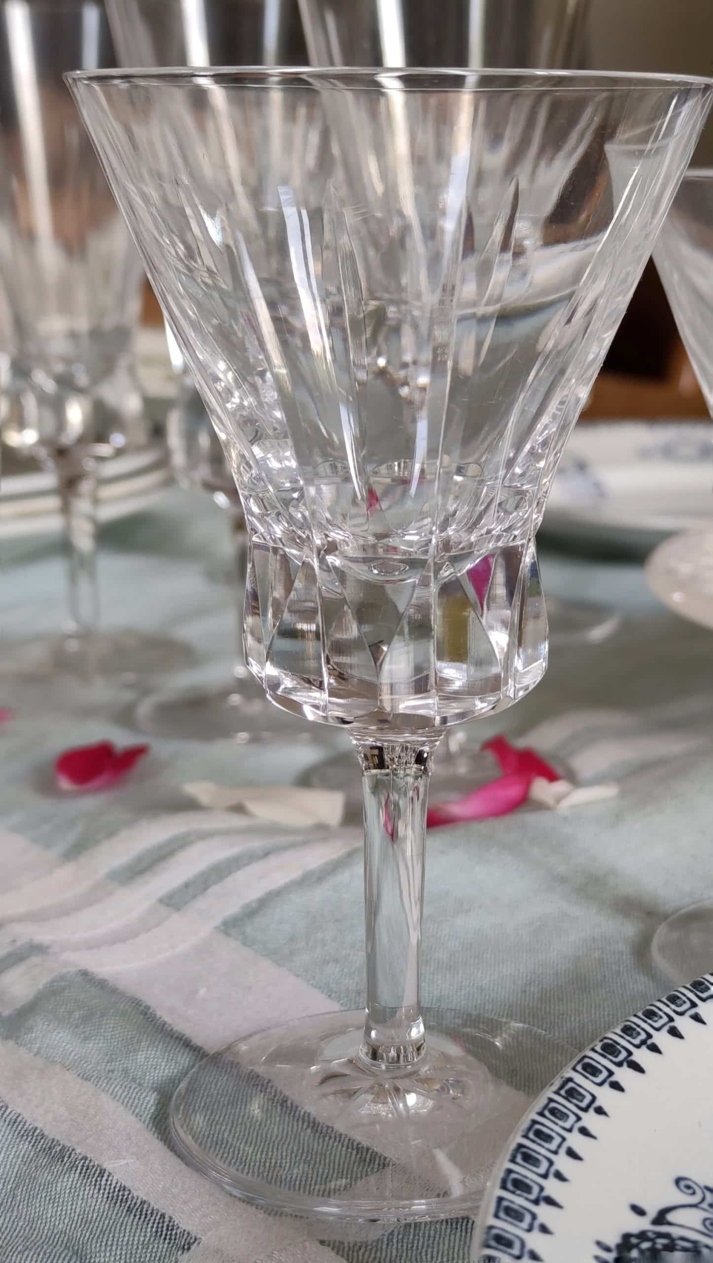 Service of 12 pieces, white and red wine, Bayel crystal.