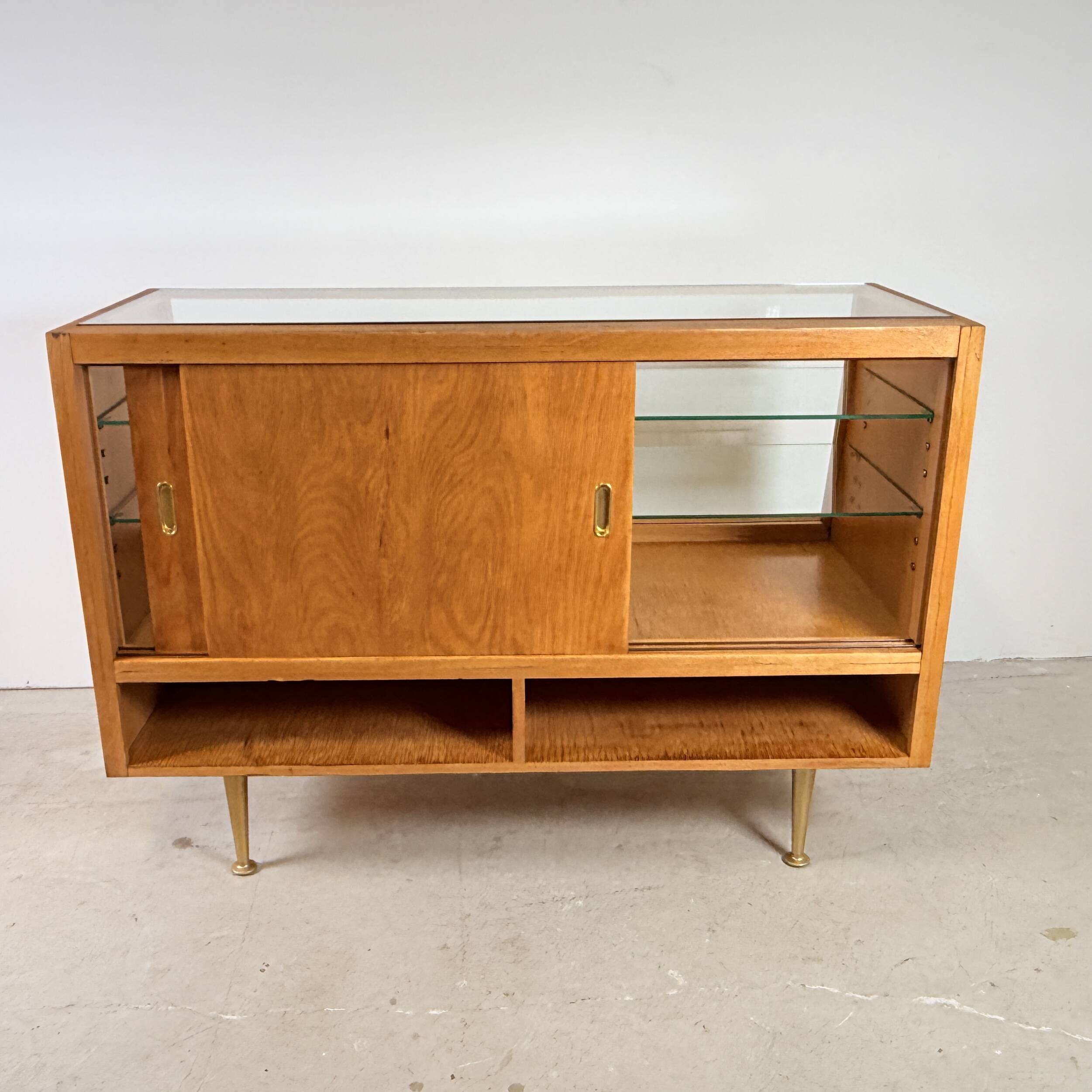 Vitrine vintage sur pieds dorés