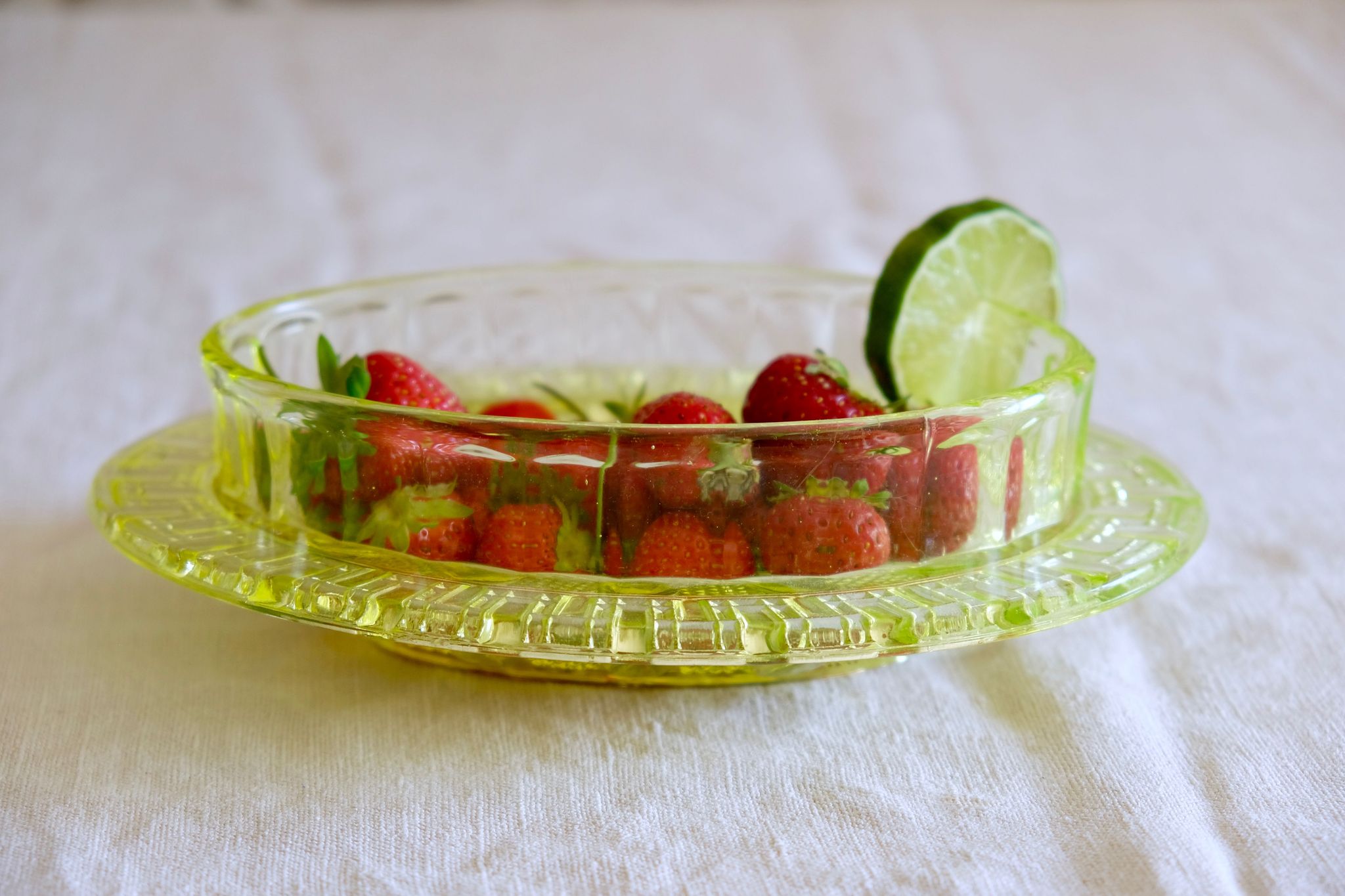 Fruit cup in yellow wealine moulded crystal 19th / 20th century