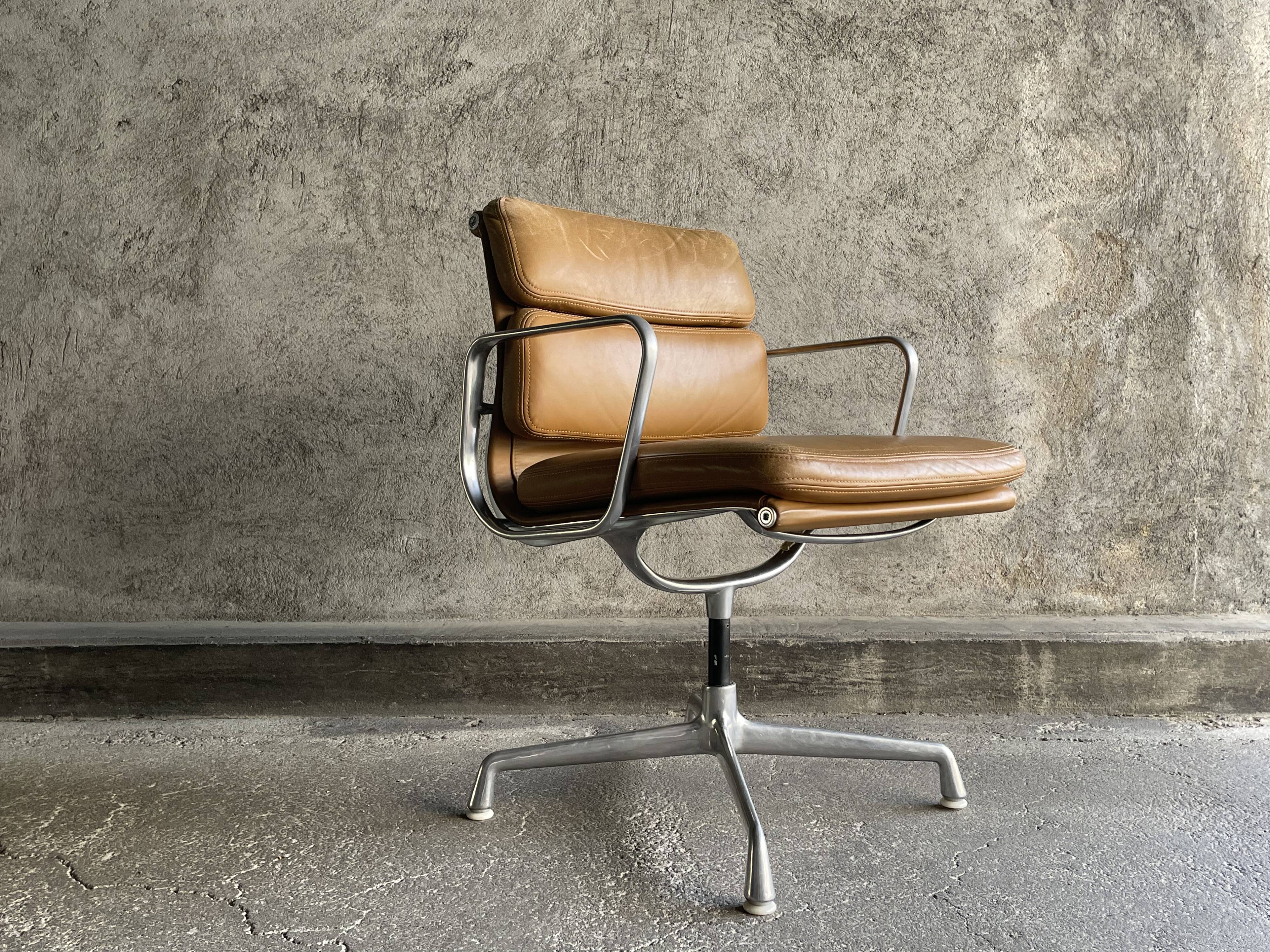 EA 208 camel leather armchair by Charles Eames for Herman miller