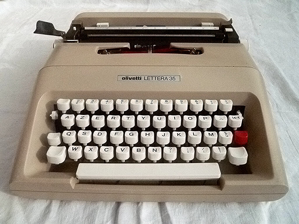 Typewriter Olivetti lettera 35