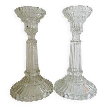 Paire de bougeoirs en verre moulé