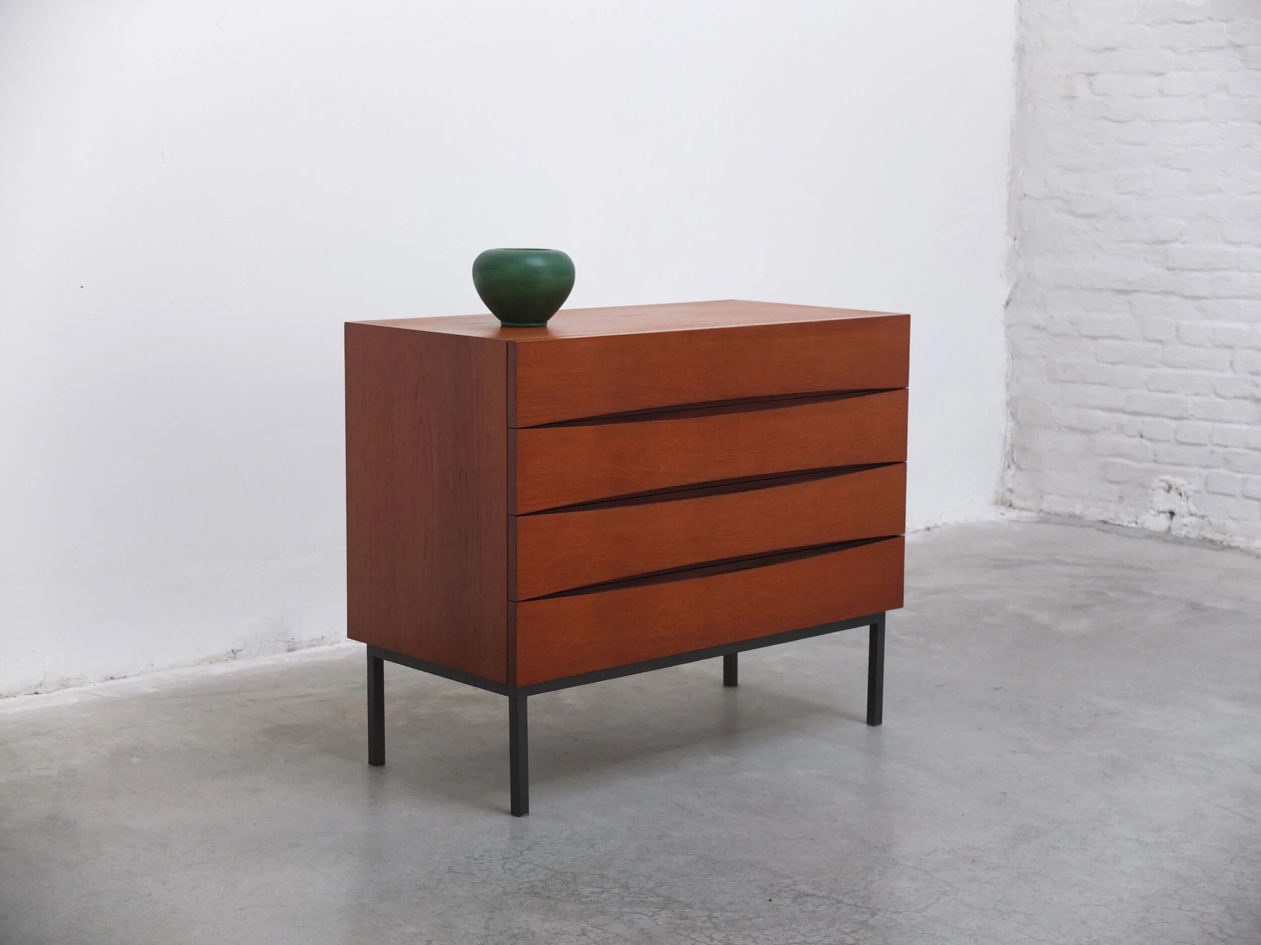 Commode unique dans le style d'Arne Vodder, années 1960.