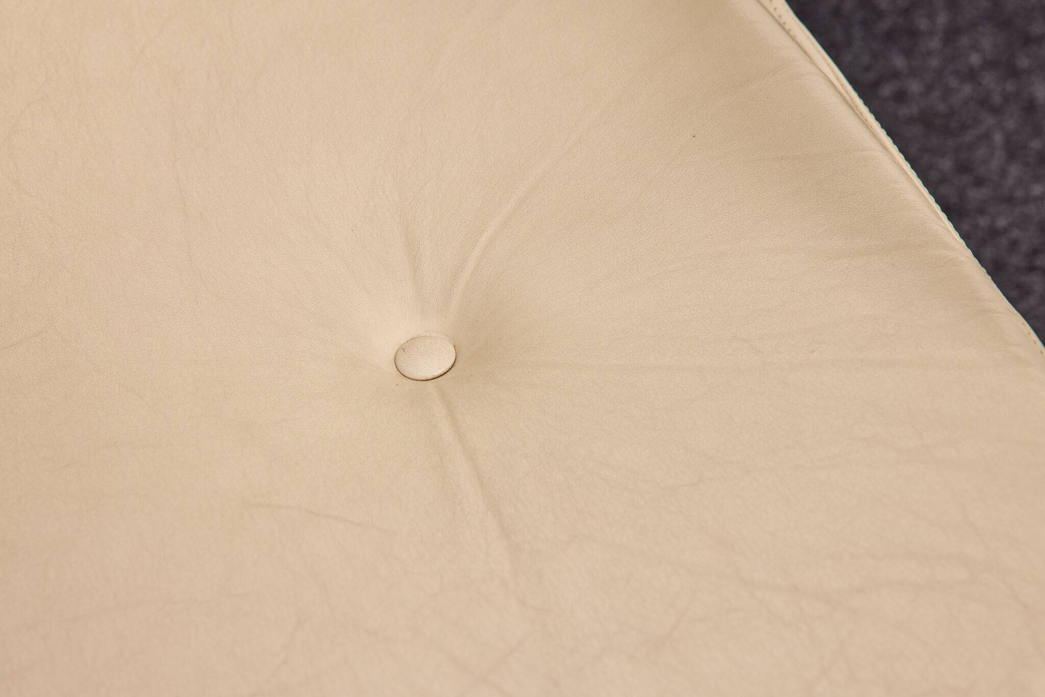 Chaises de salle à manger/conférence vintage avec accoudoirs en noyer et cuir vinyle d'origine b