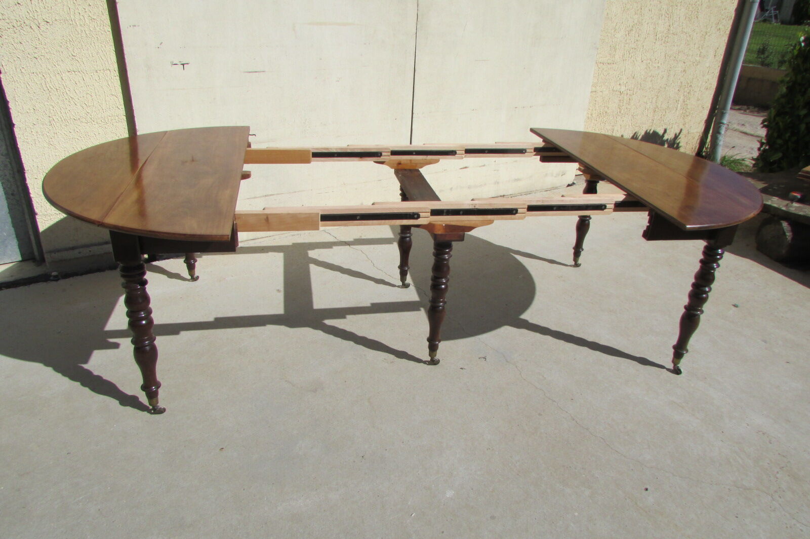 Oval table extensible 6 feet to opening flaps up to 14 people