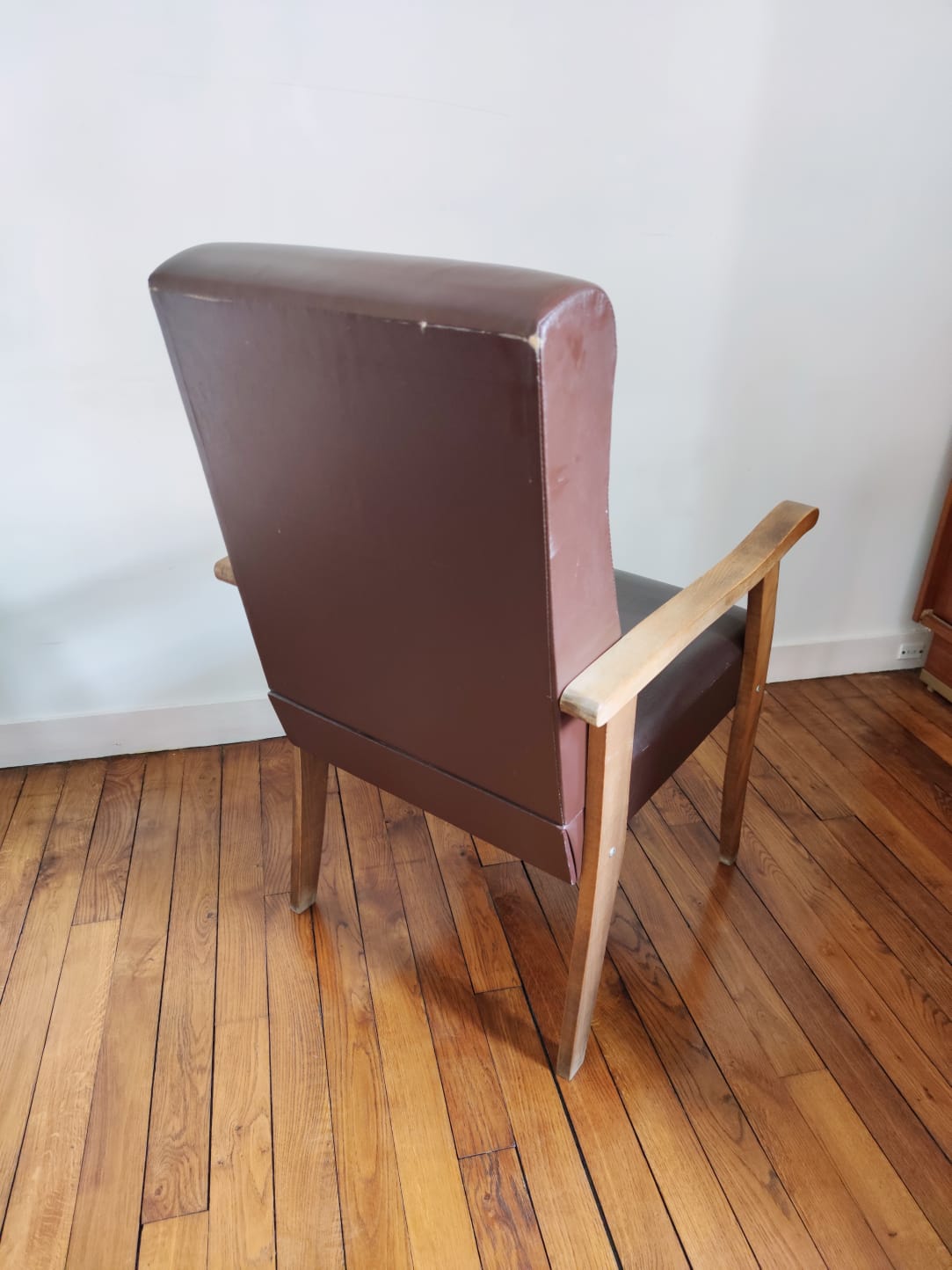 Paire de fauteuils moleskine marron
