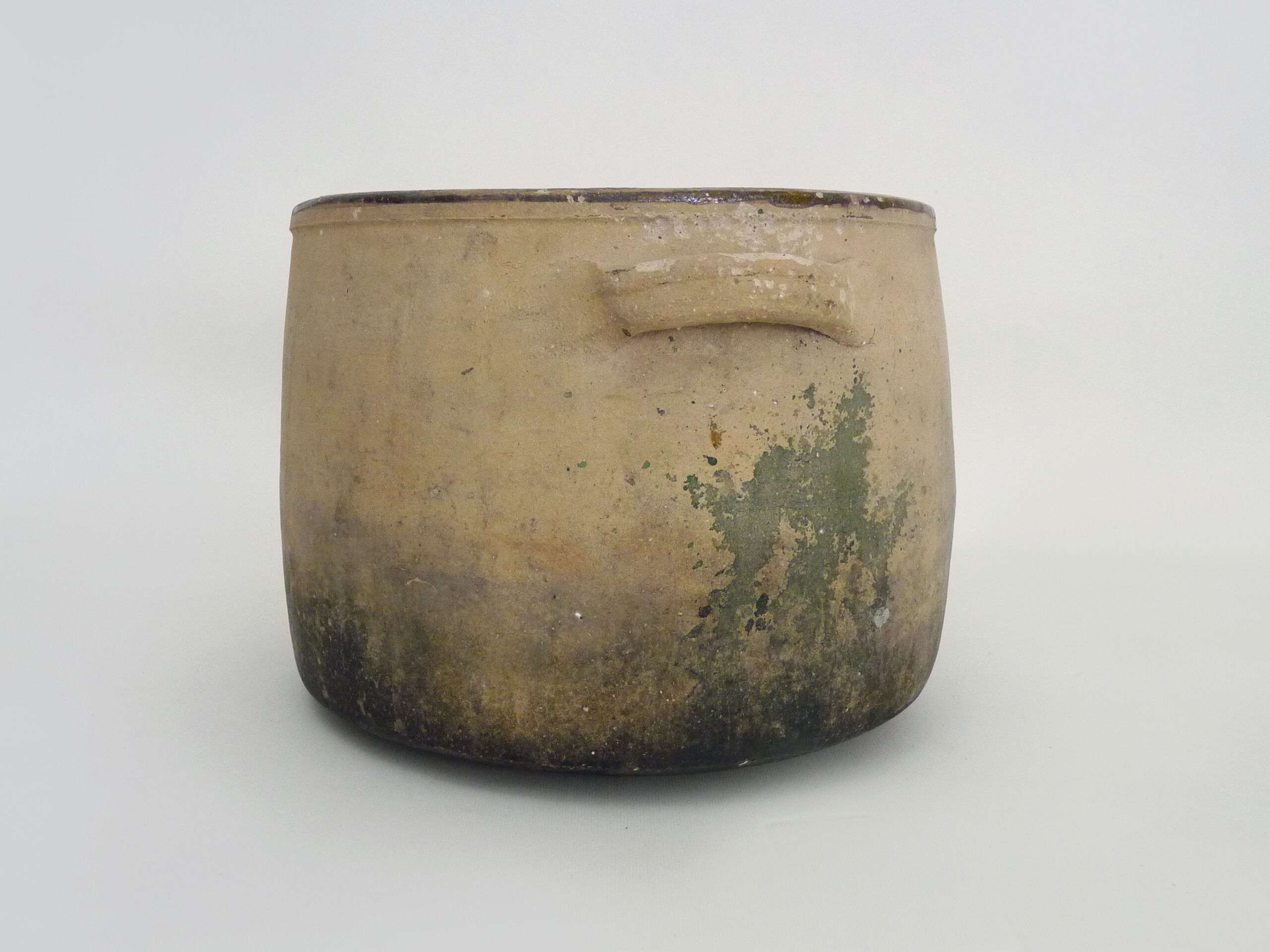 Cooking pot, terracotta pot cover, glazed interior. Year 50