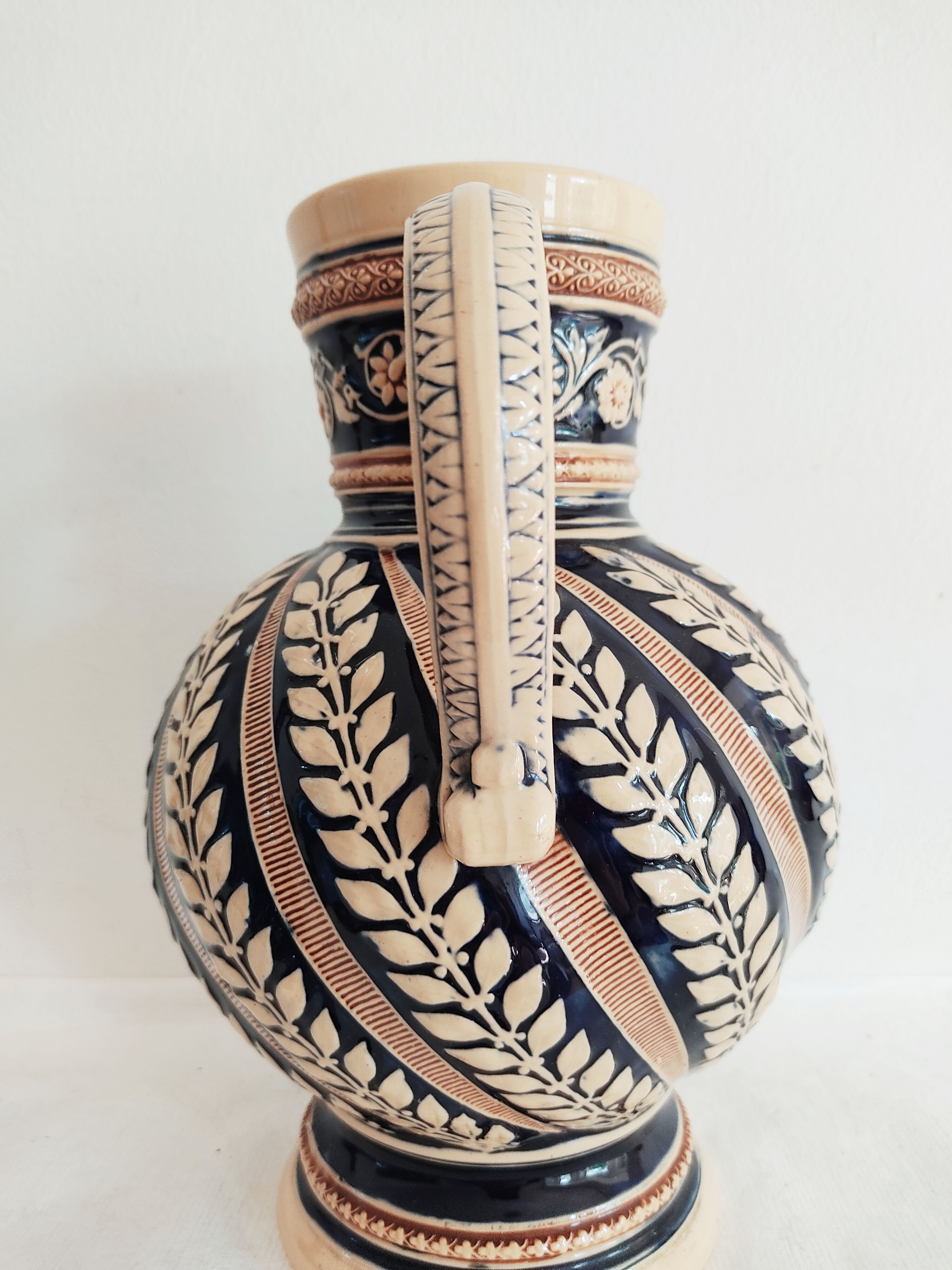 Pitcher 2L ceramic decoration in relief