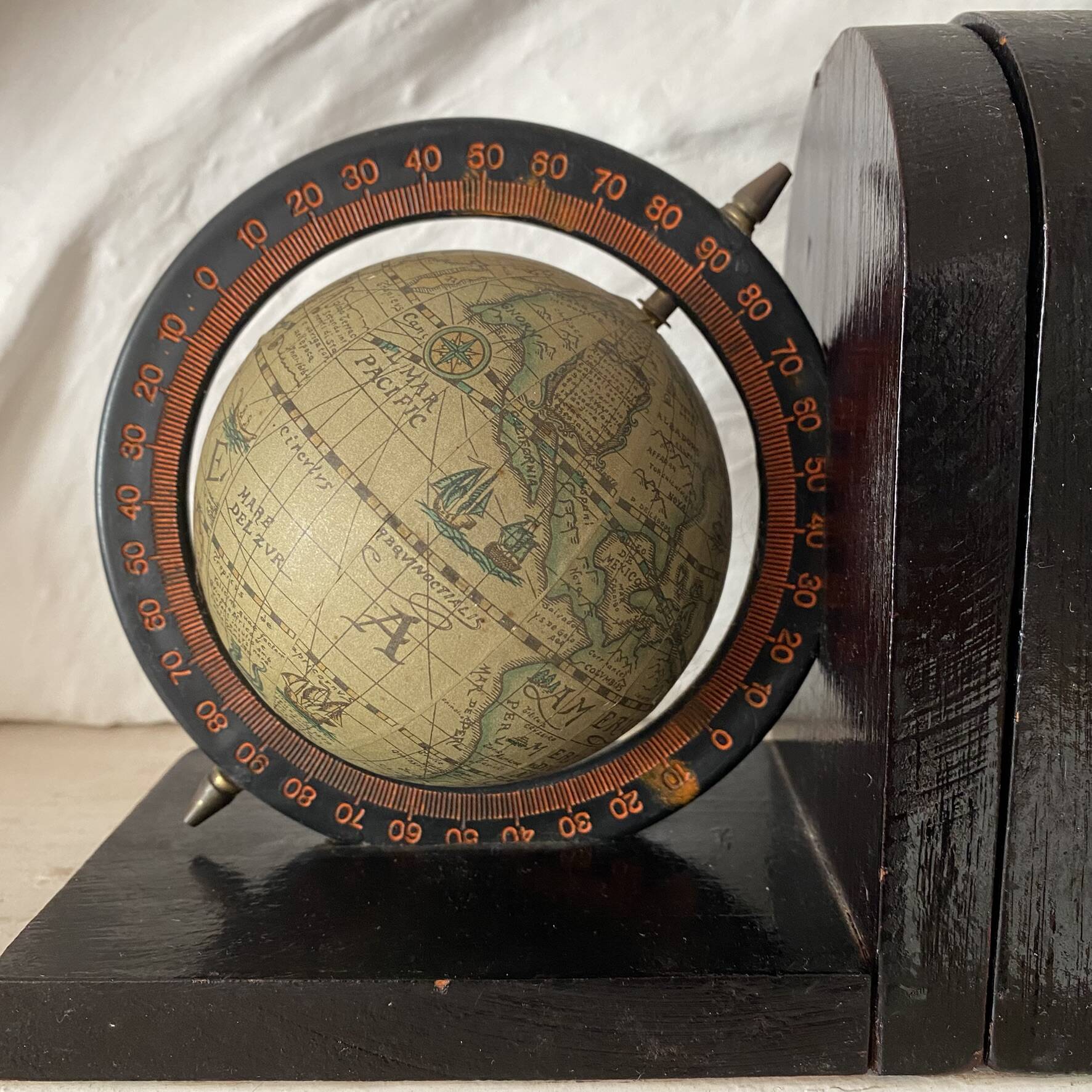 Serre livres mappemonde globes terrestre