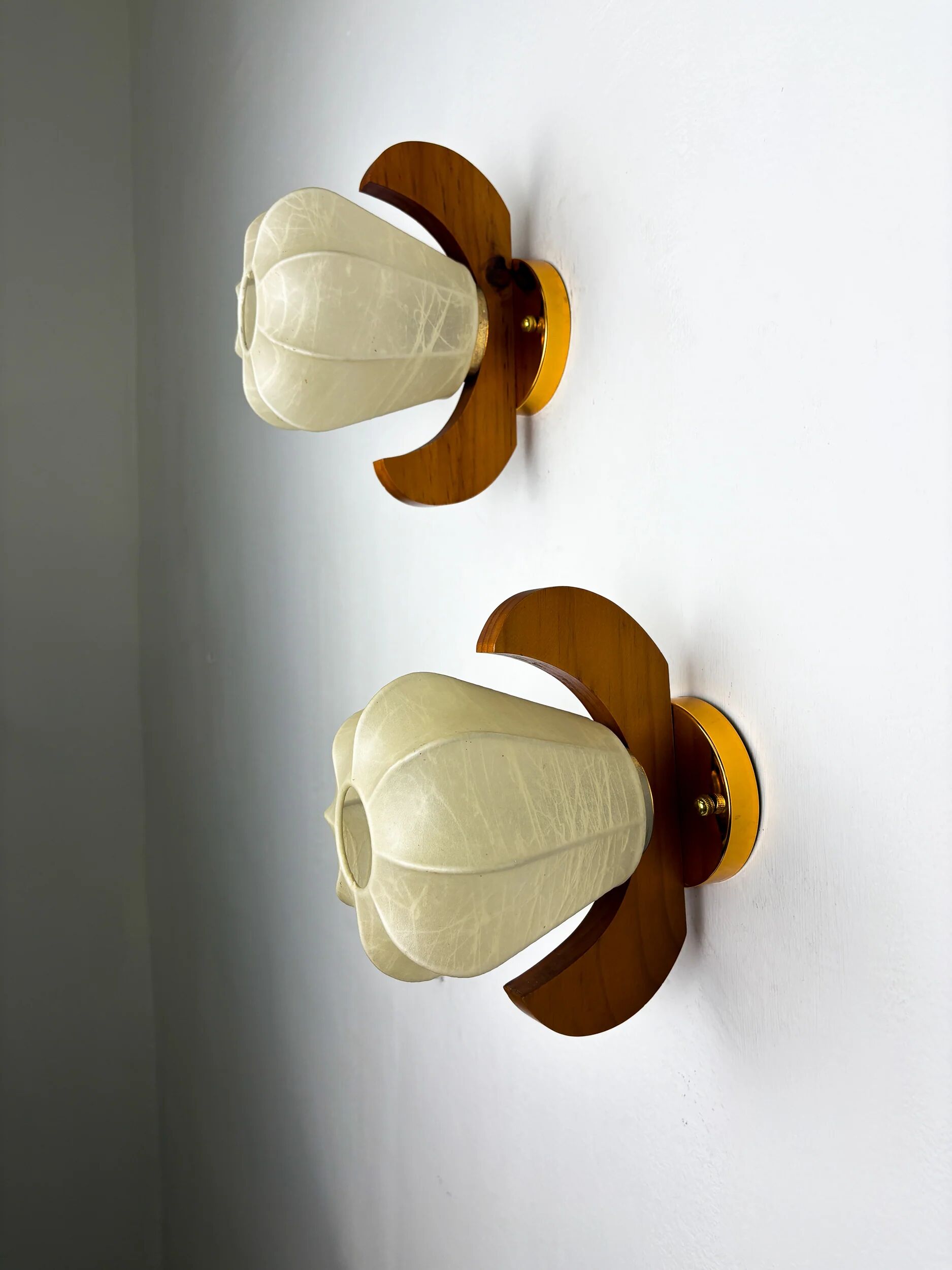Pair of pear-shaped "Cocoon" wall sconces, resin and pine wood, Italy, circa 1970s