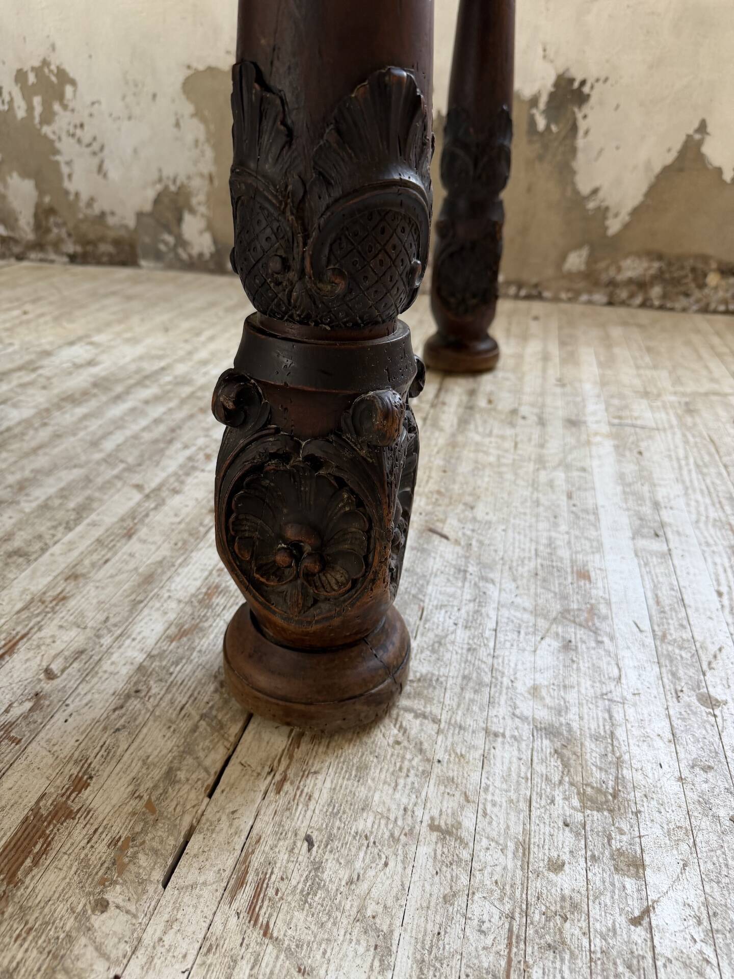 19th-century castle table, carved solid oak, 190cm.