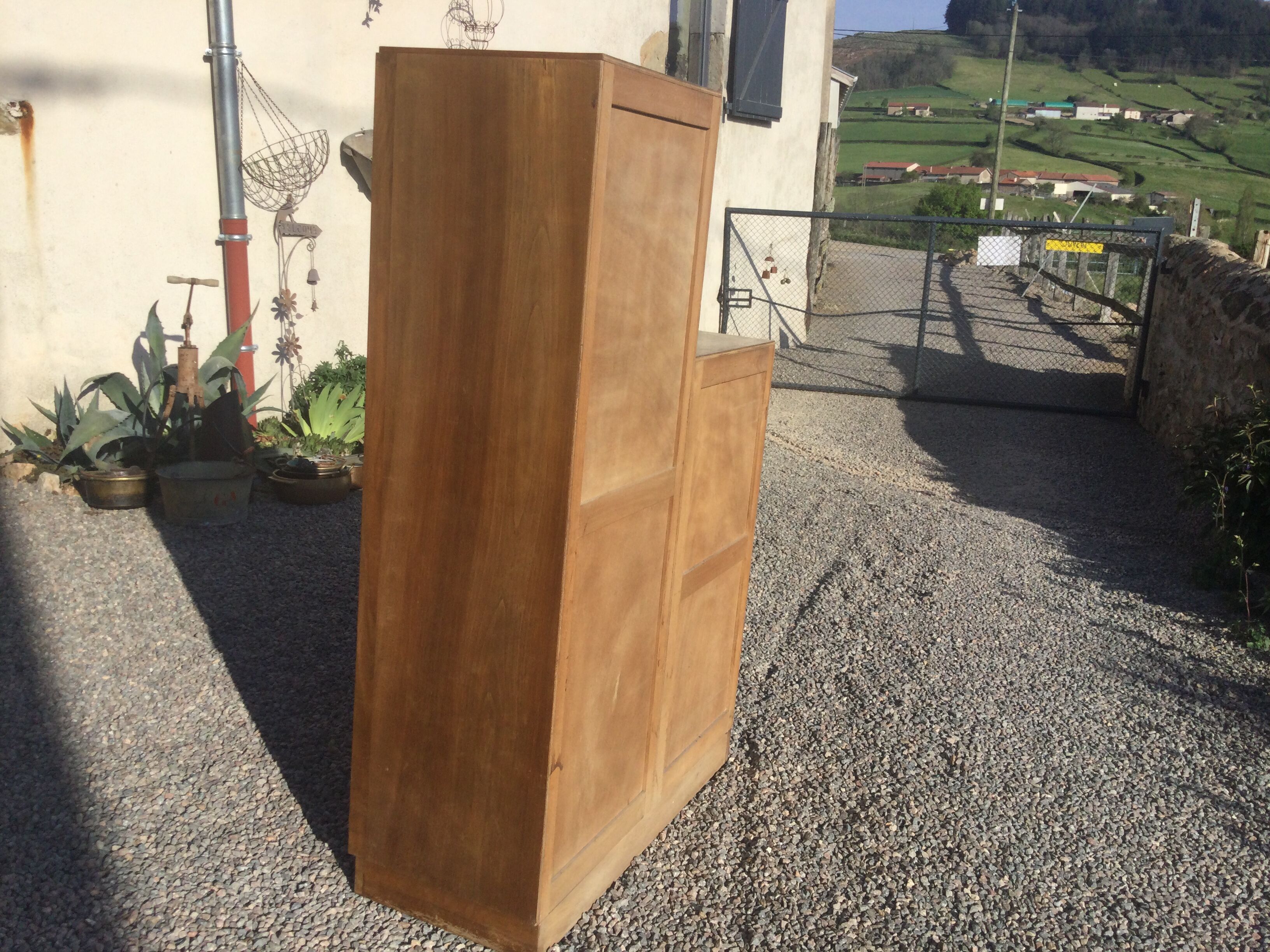 Asymmetrical cabinet