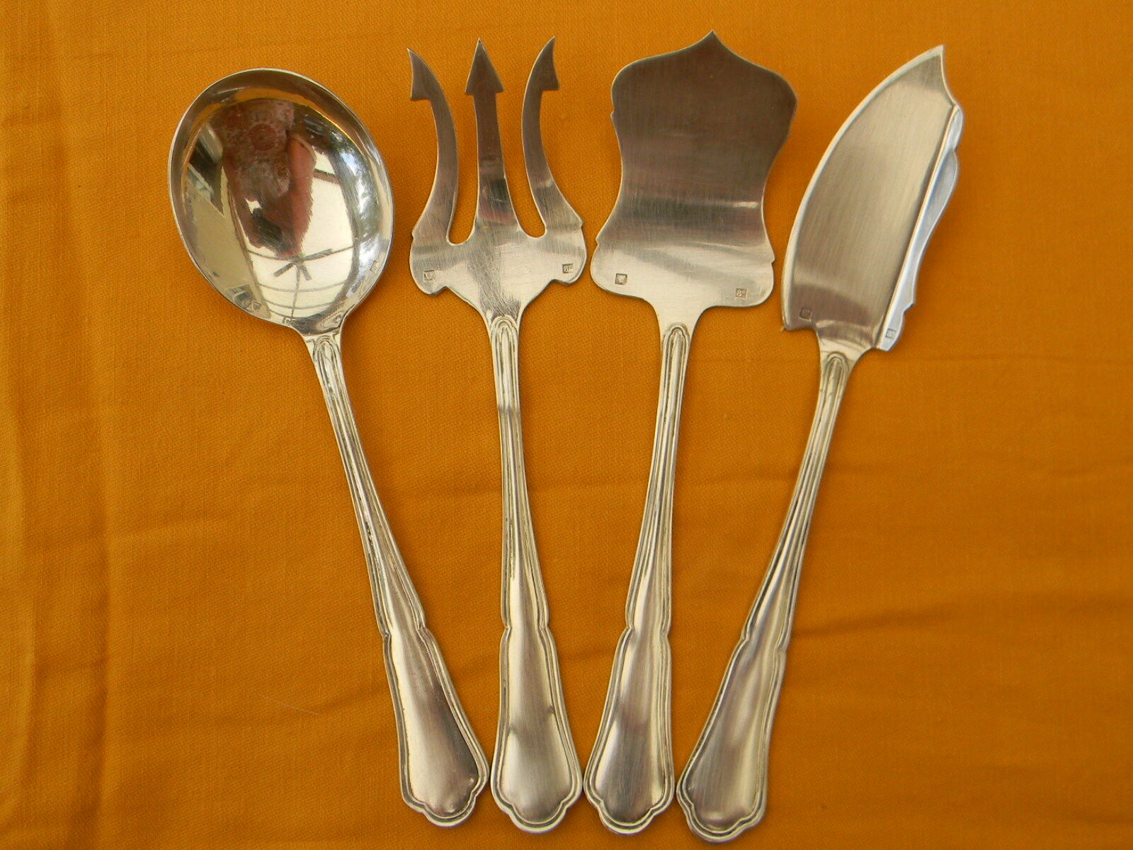 Set of 4 cutlery with silver metal cutlery SAINT MEDARD.