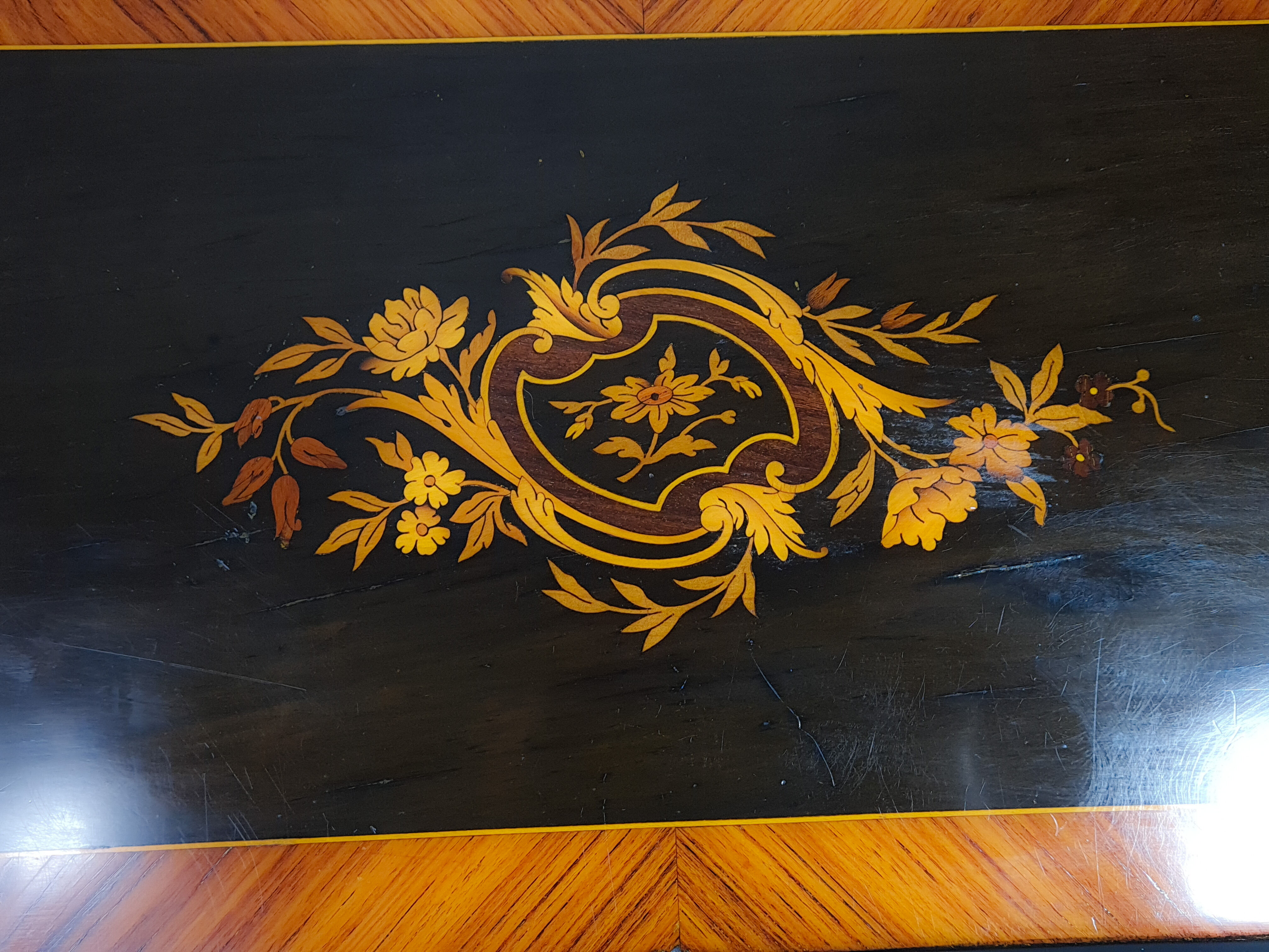 Boite ancienne bois et marquetterie vers 1900. 59x27x20 cm SB