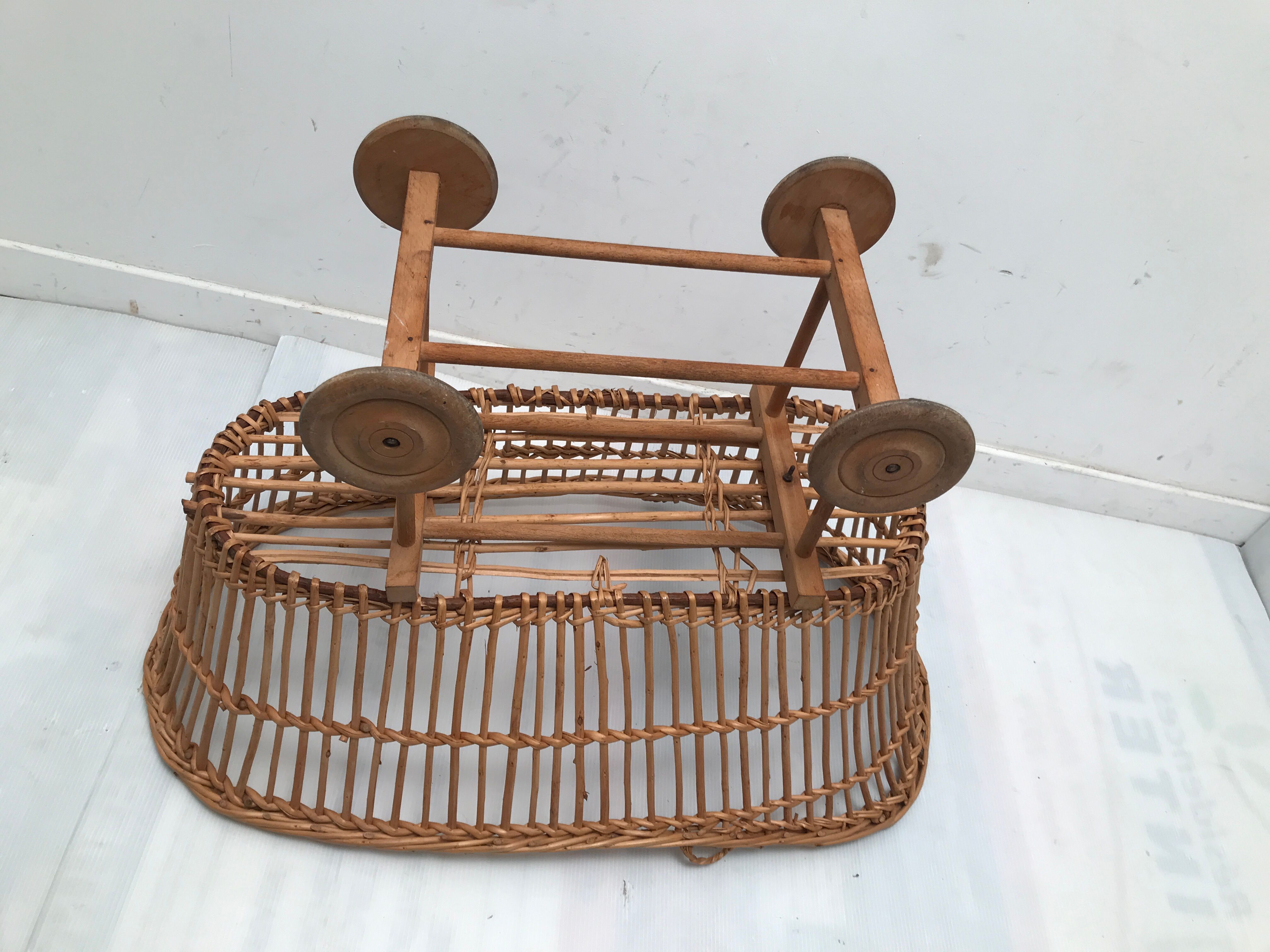 Berceau en osier pour poupée vintage
