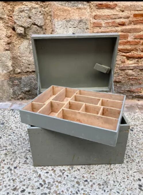 Coffre d’atelier en bois avec compartiments