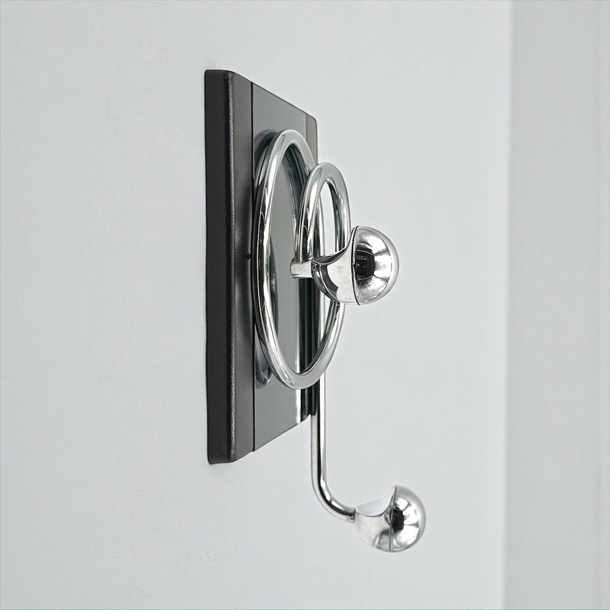 Paire de patères Space Age italiennes avec miroir Goffredo Reggiani des années.