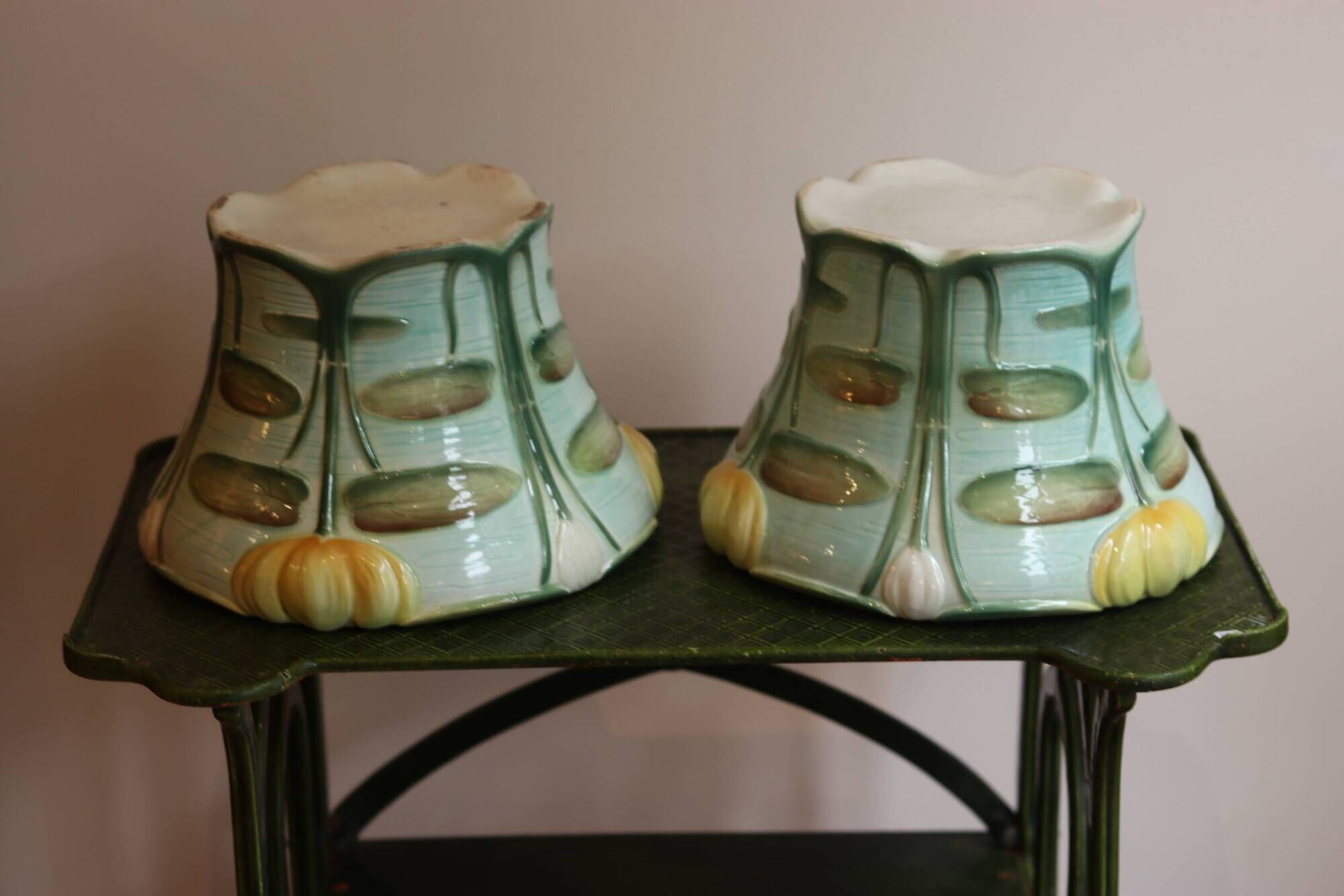 Pair of Art Nouveau cache-pots in barbotine, Saint-Clément manufacture, ve