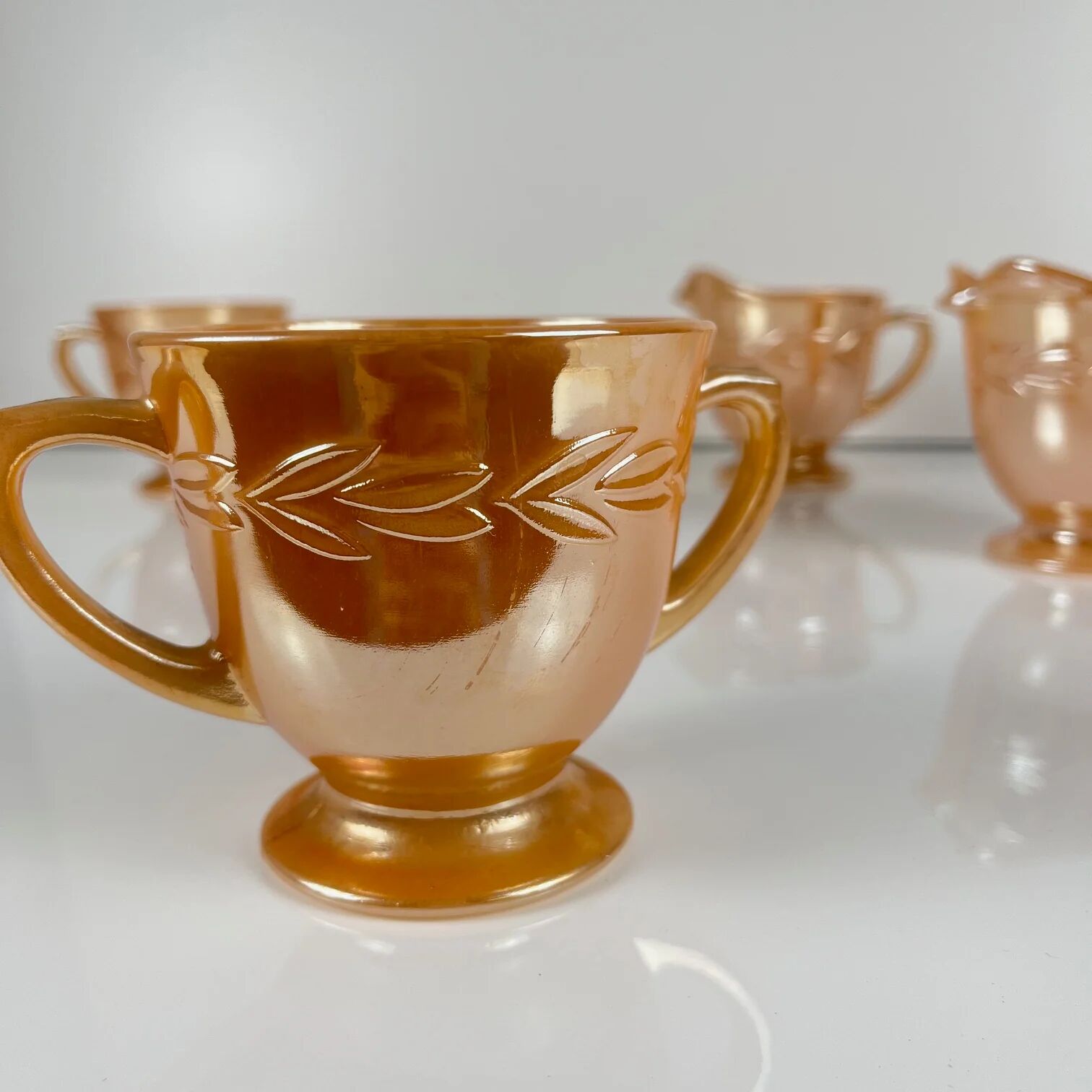 Important Fire-King Peach Lustre "Laurel Leaf" service for 12 people, Anchor Hocking, USA, 1950s.
