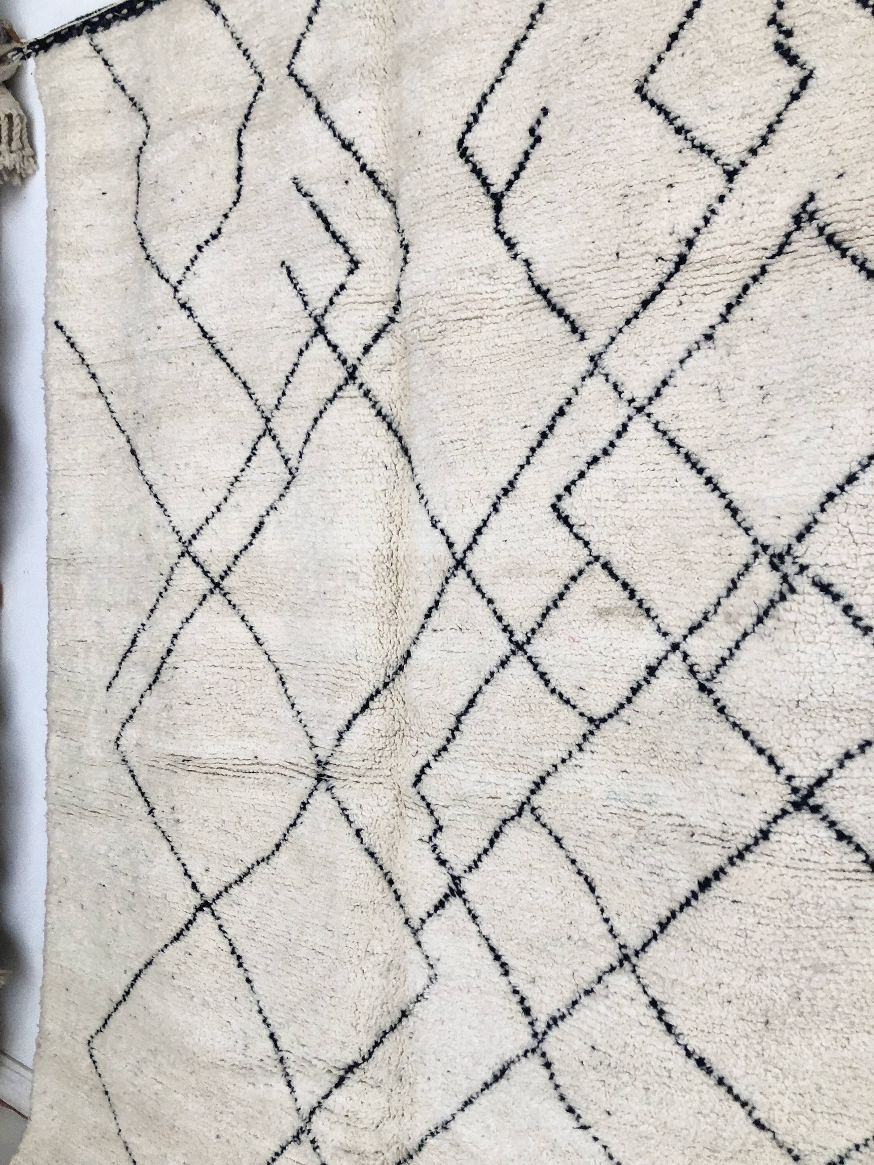 Moroccan Berber carpet with black lines 2,88x1.99m
