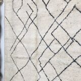 Moroccan Berber carpet with black lines 2,88x1.99m