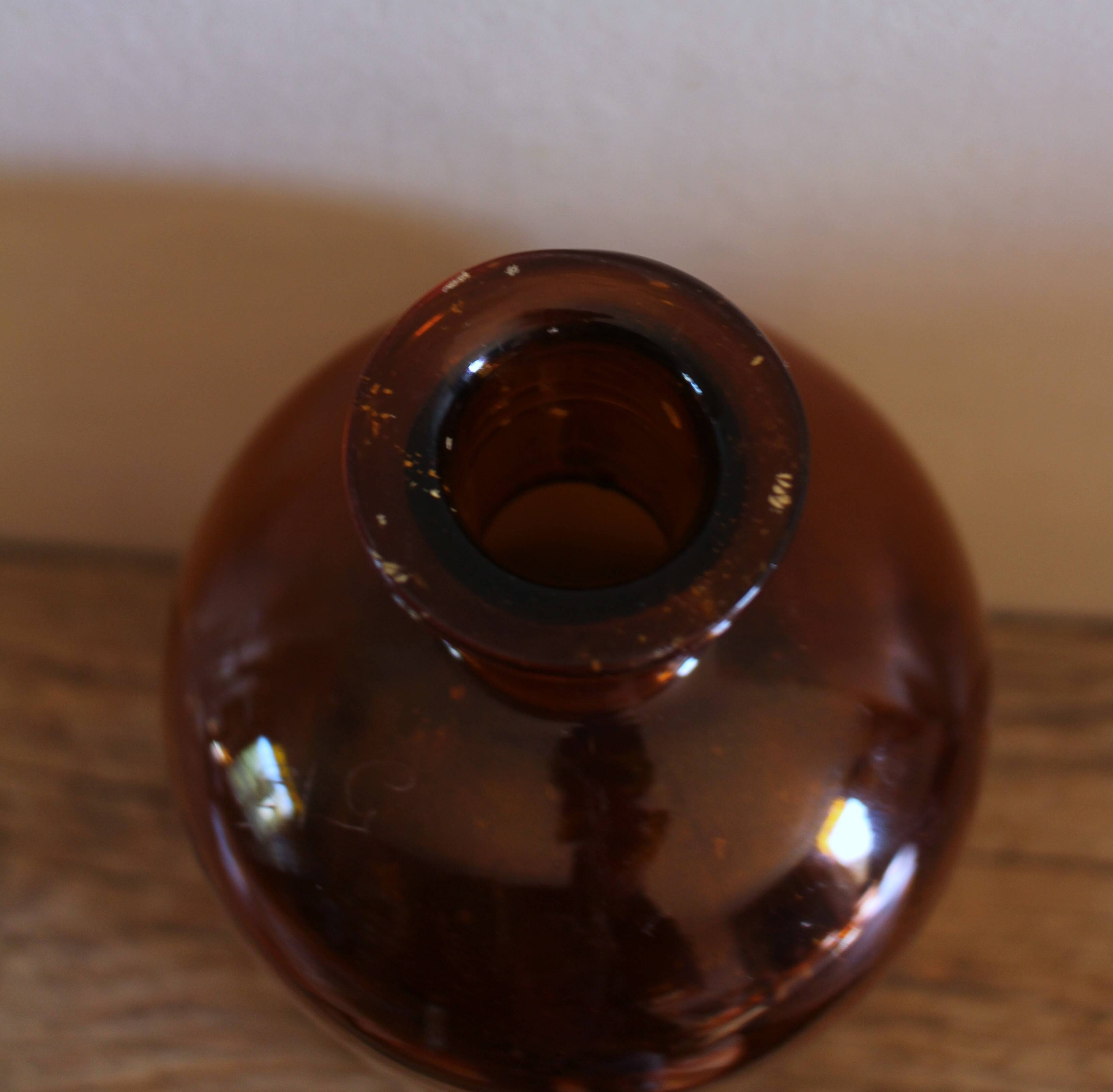 Vase en verre ambré flacon vintage