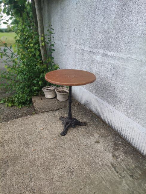 Round bistro table