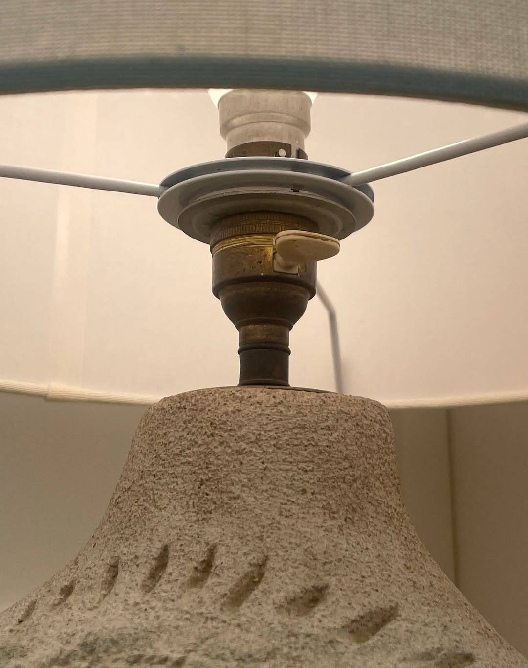 Lampe vintage en pierre sculpté