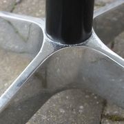 Table ronde par George Nelson pour Herman Miller USA années 1970