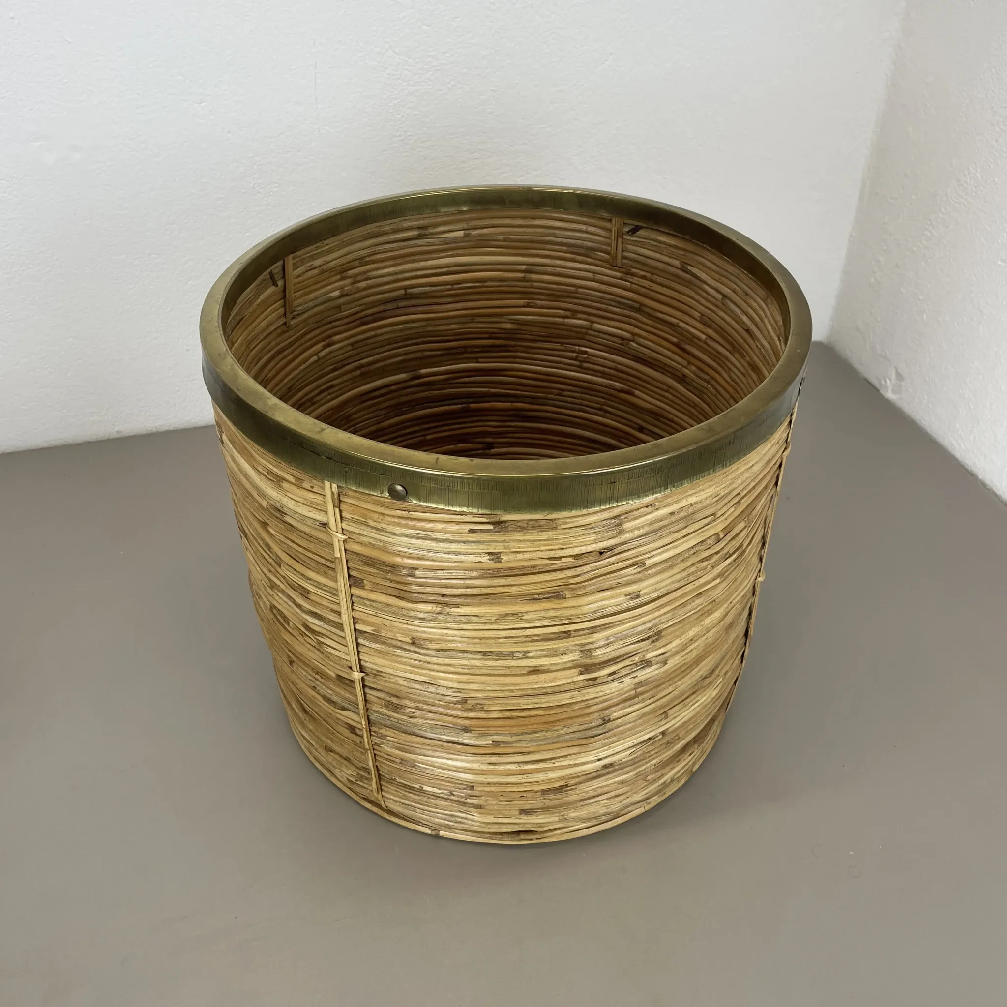 xl 31 cm, rare rattan and brass waste basket in the Crespi-Albini style, Italy 1970