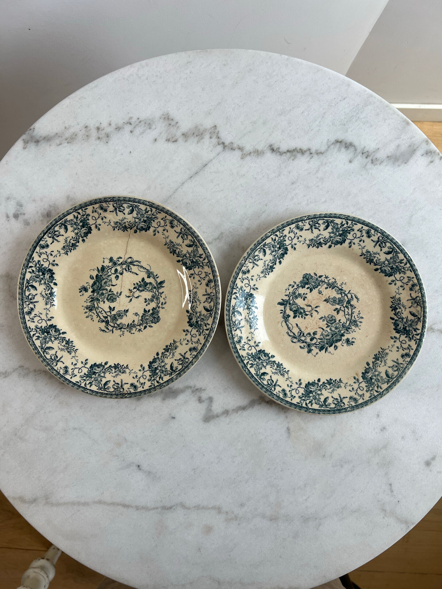 Gien bouquet de roses terre de fer lot de deux petites assiettes 1875