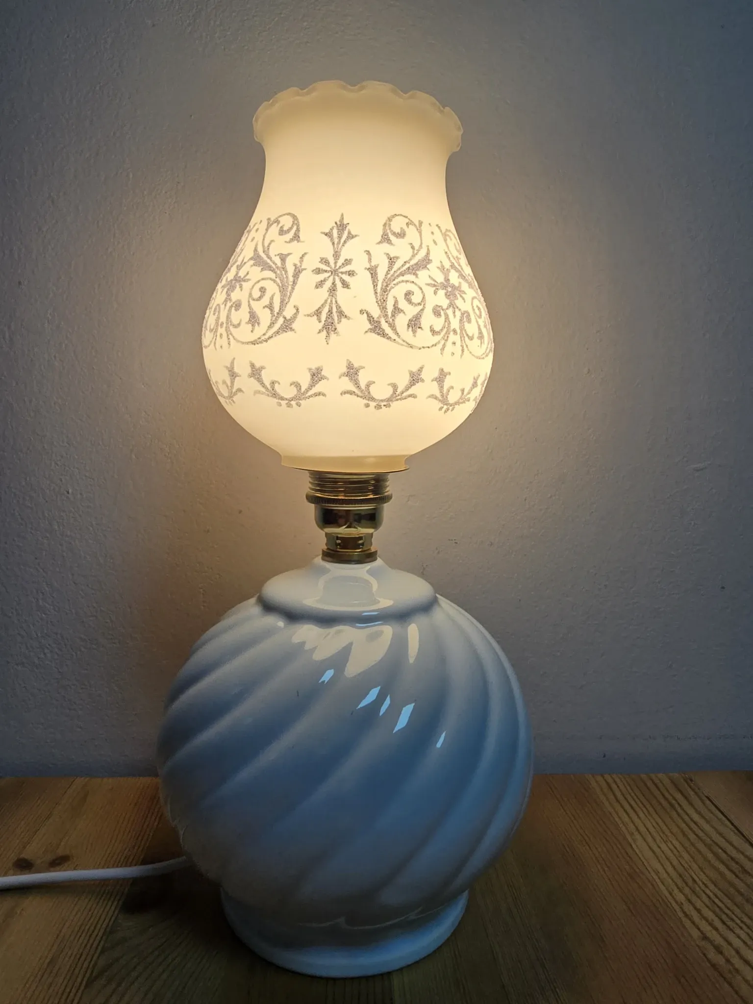 Lampe boule bleue et opaline blanche