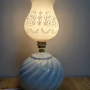 Lampe boule bleue et opaline blanche
