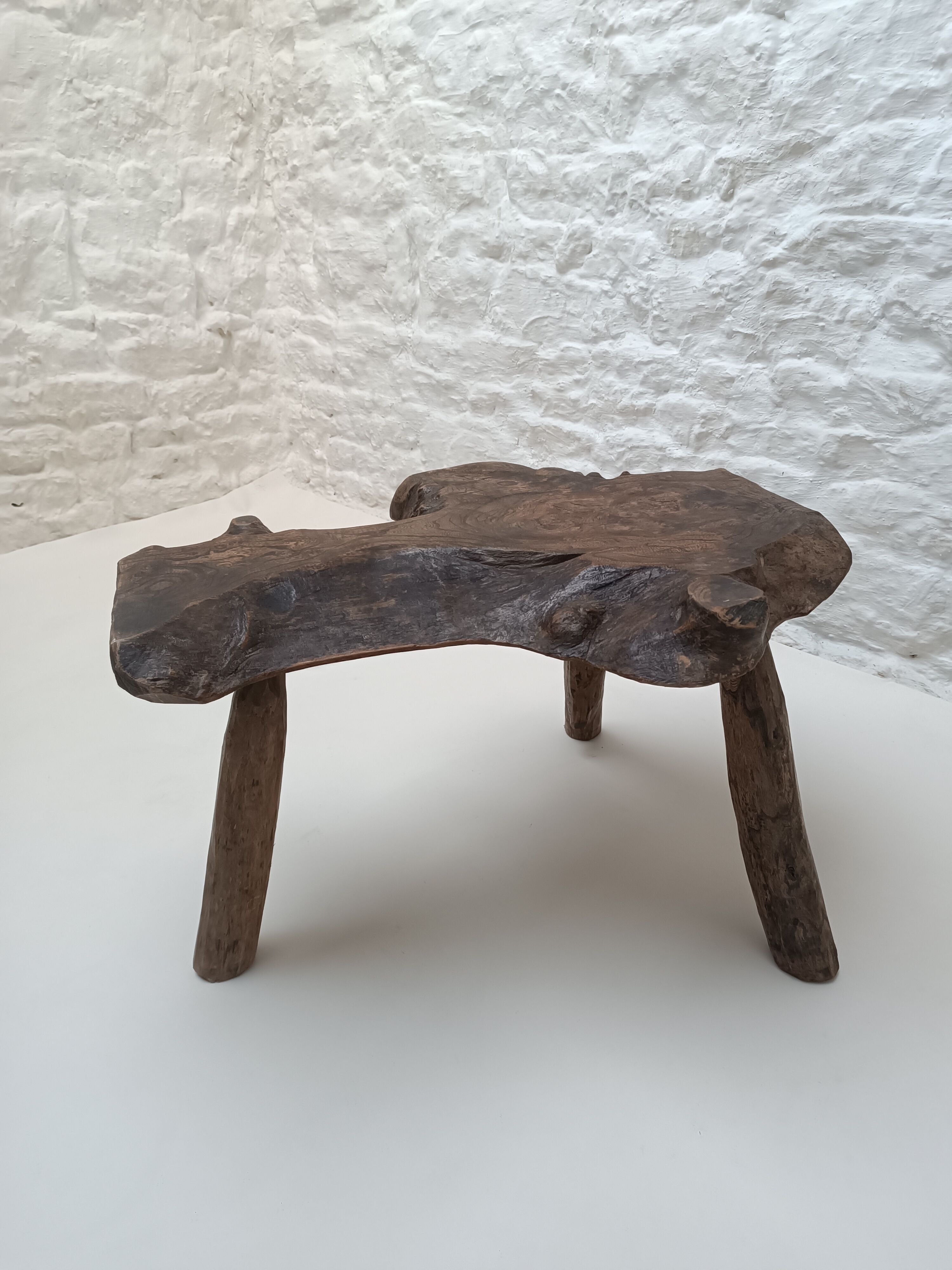 Table basse brutaliste " Tronc d'arbre " en bois brut années 70