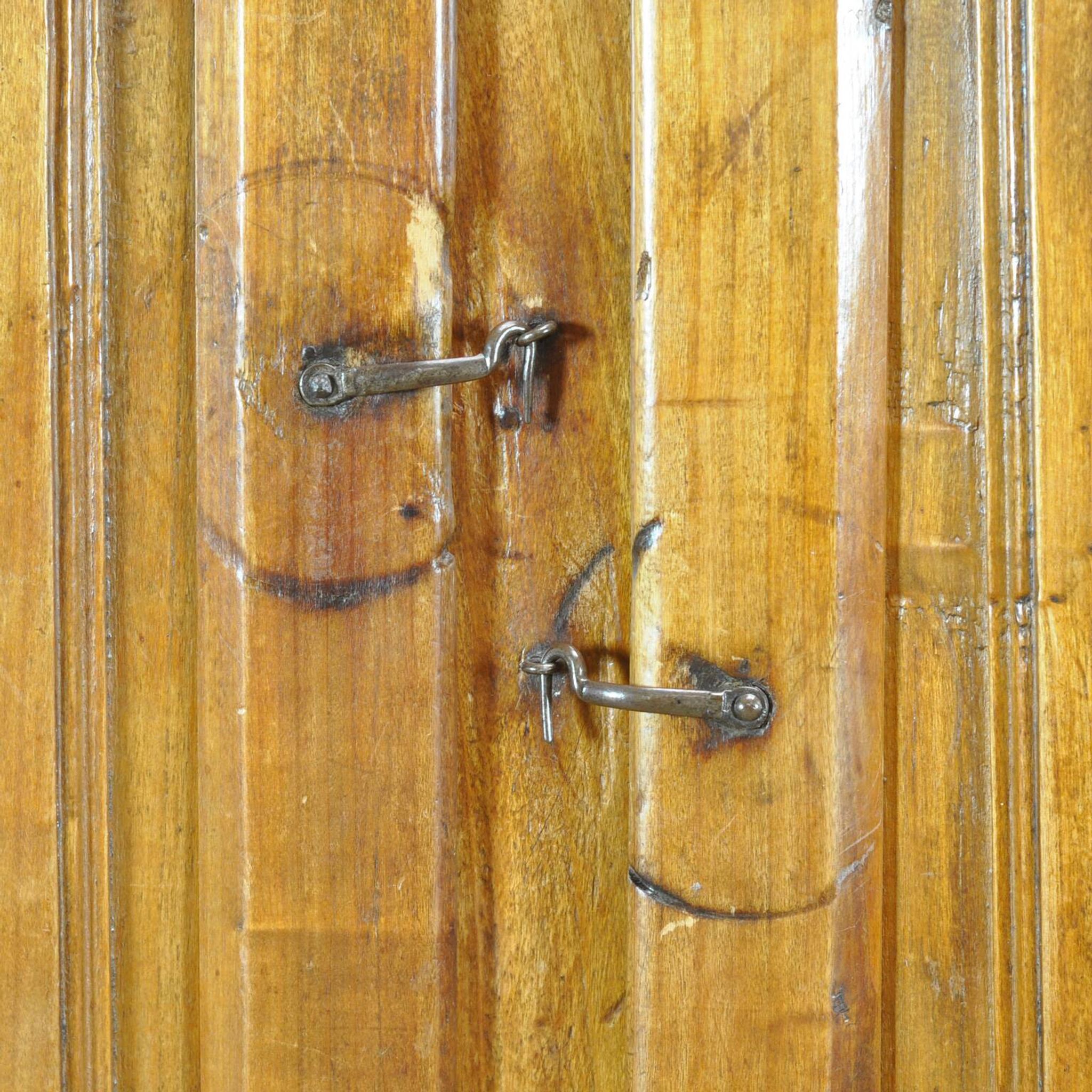 Cabinet en châtaignier espagnol, vers 1800