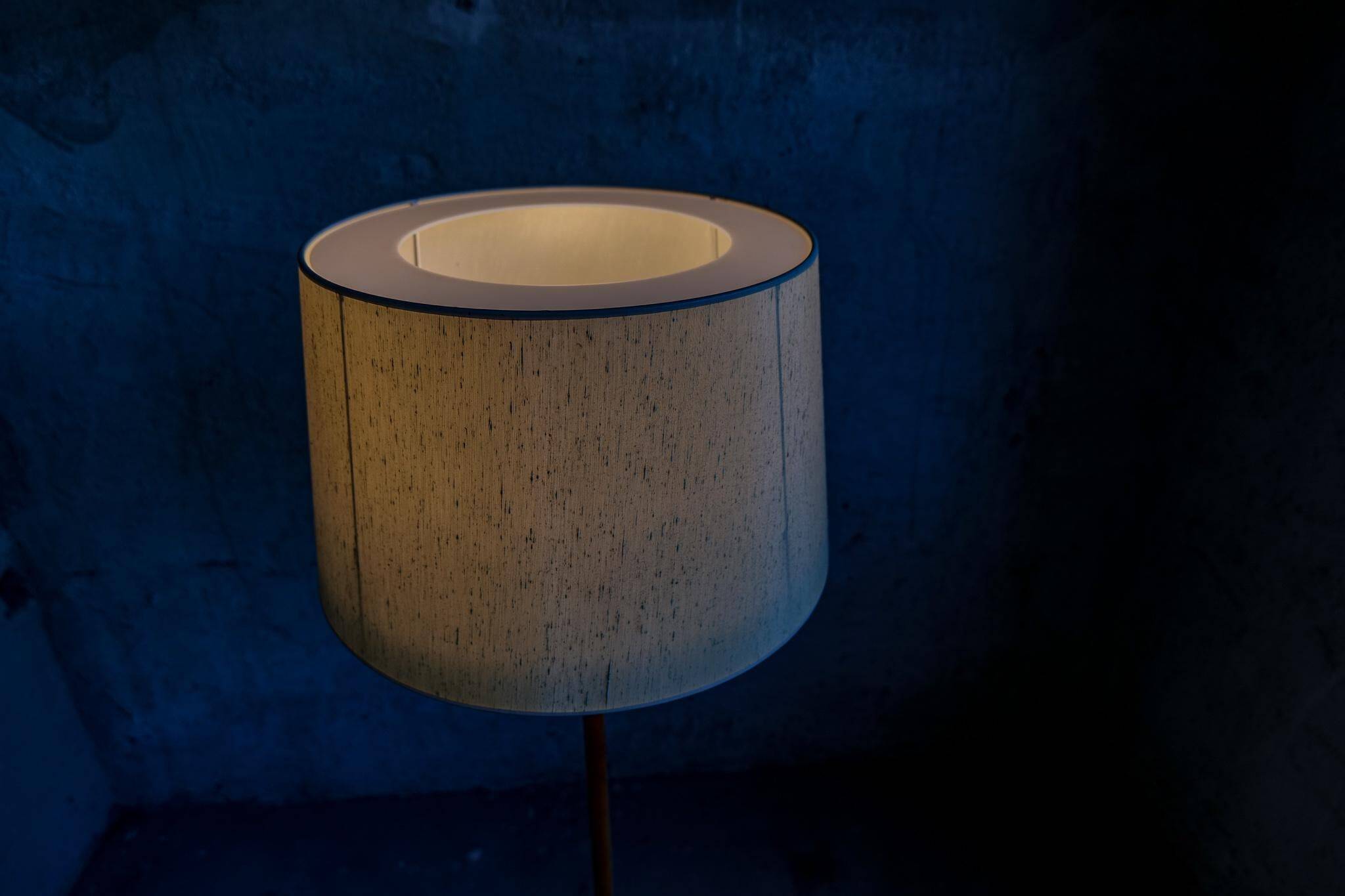 Modern mid-century brass and leather floor lamp Atelje Lyktan, Sweden