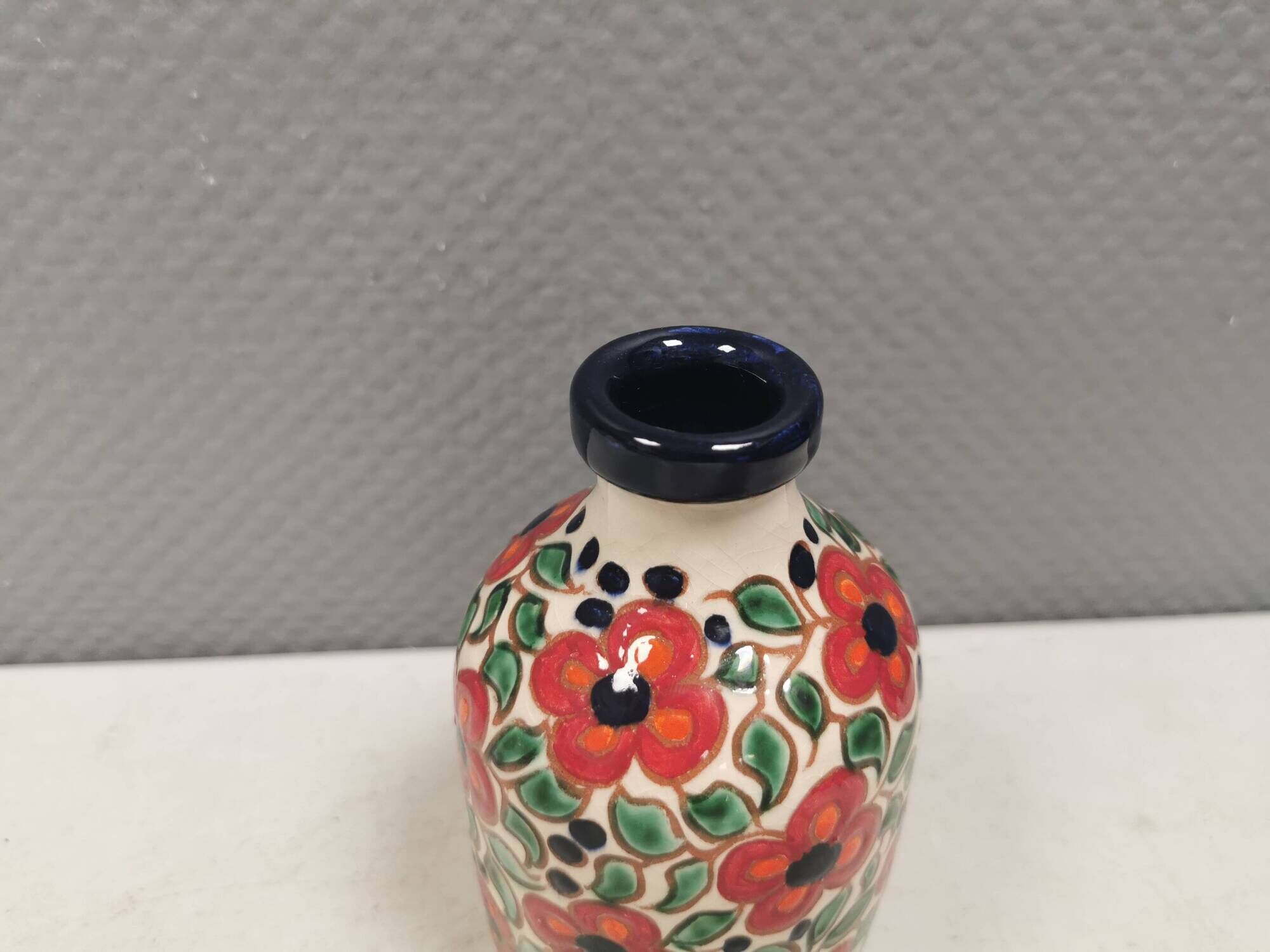 A mid-century vase with painted flowers. Portugal, 1950-60s. Majolica style