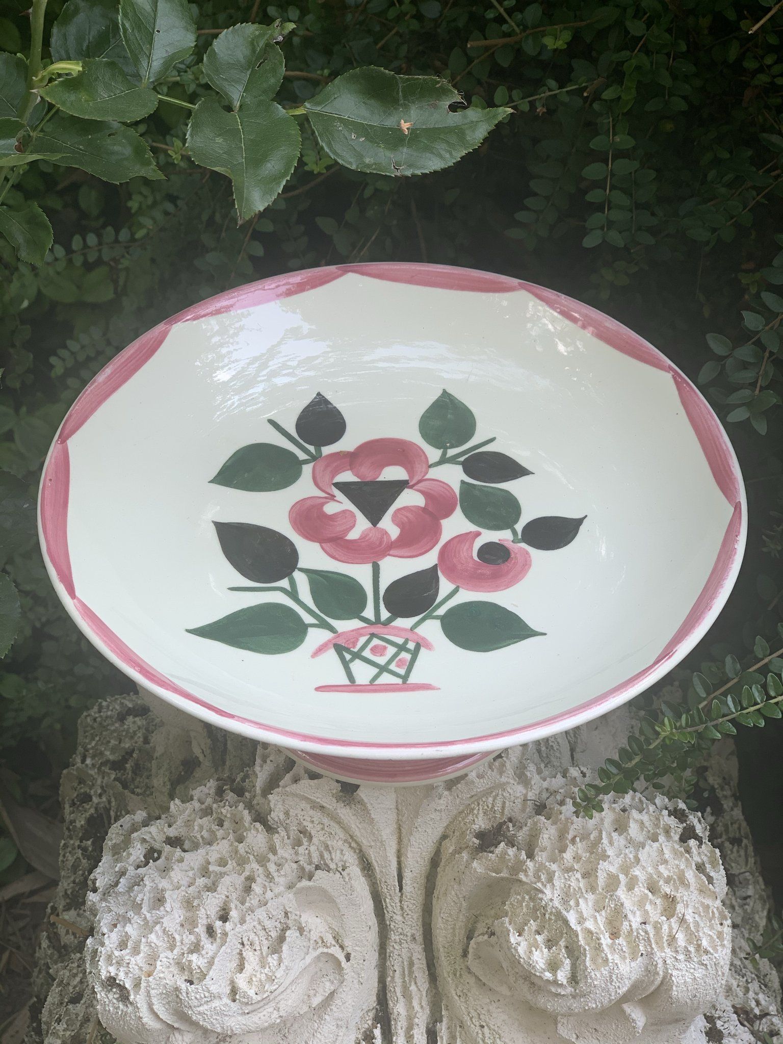 Coupe à fruits sur piédouche en faïence HBCM service Saïda 1920