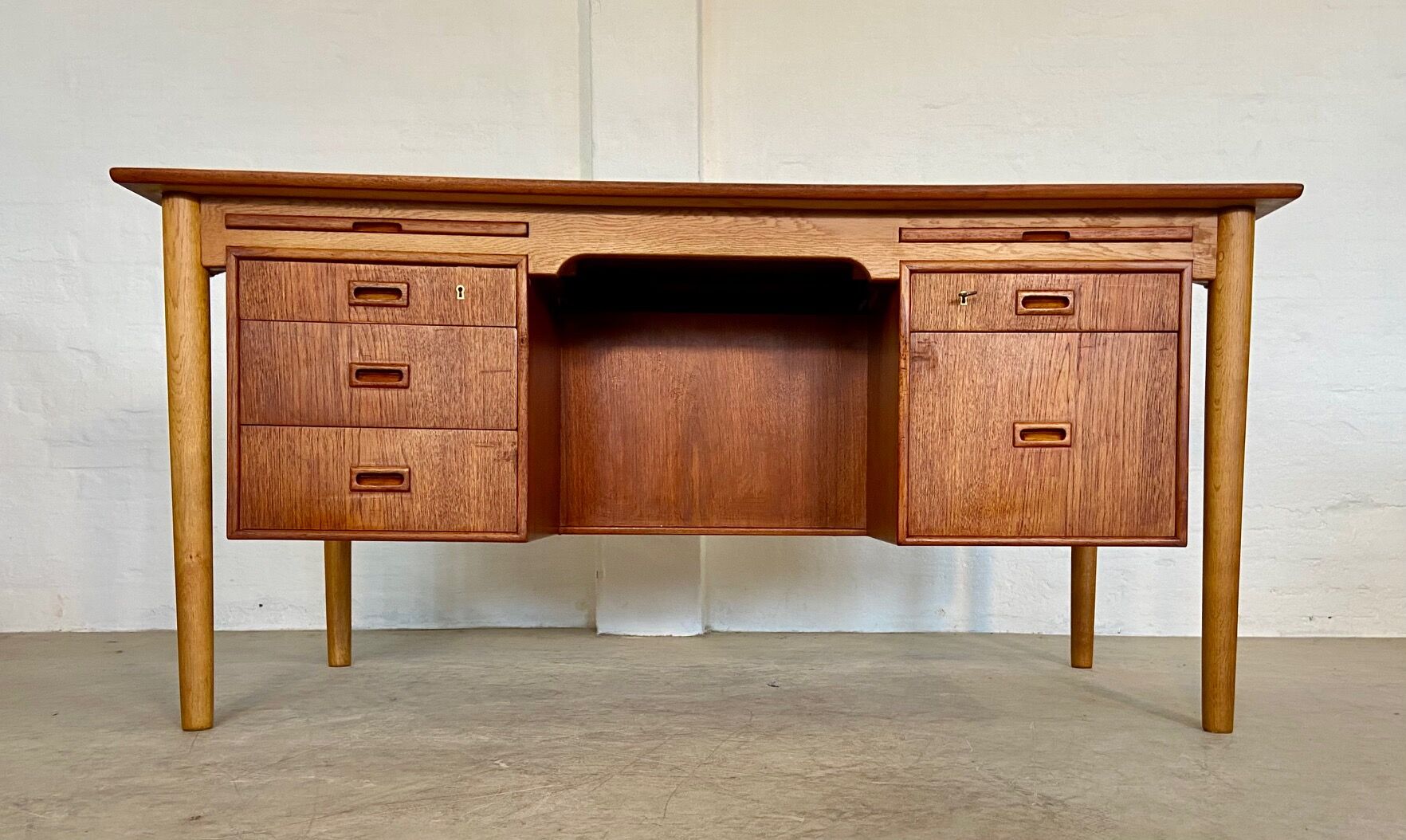Vintage Danish desk in teak and oak by Børge Mogensen for Søborg Møbelfabrik, 1960s.