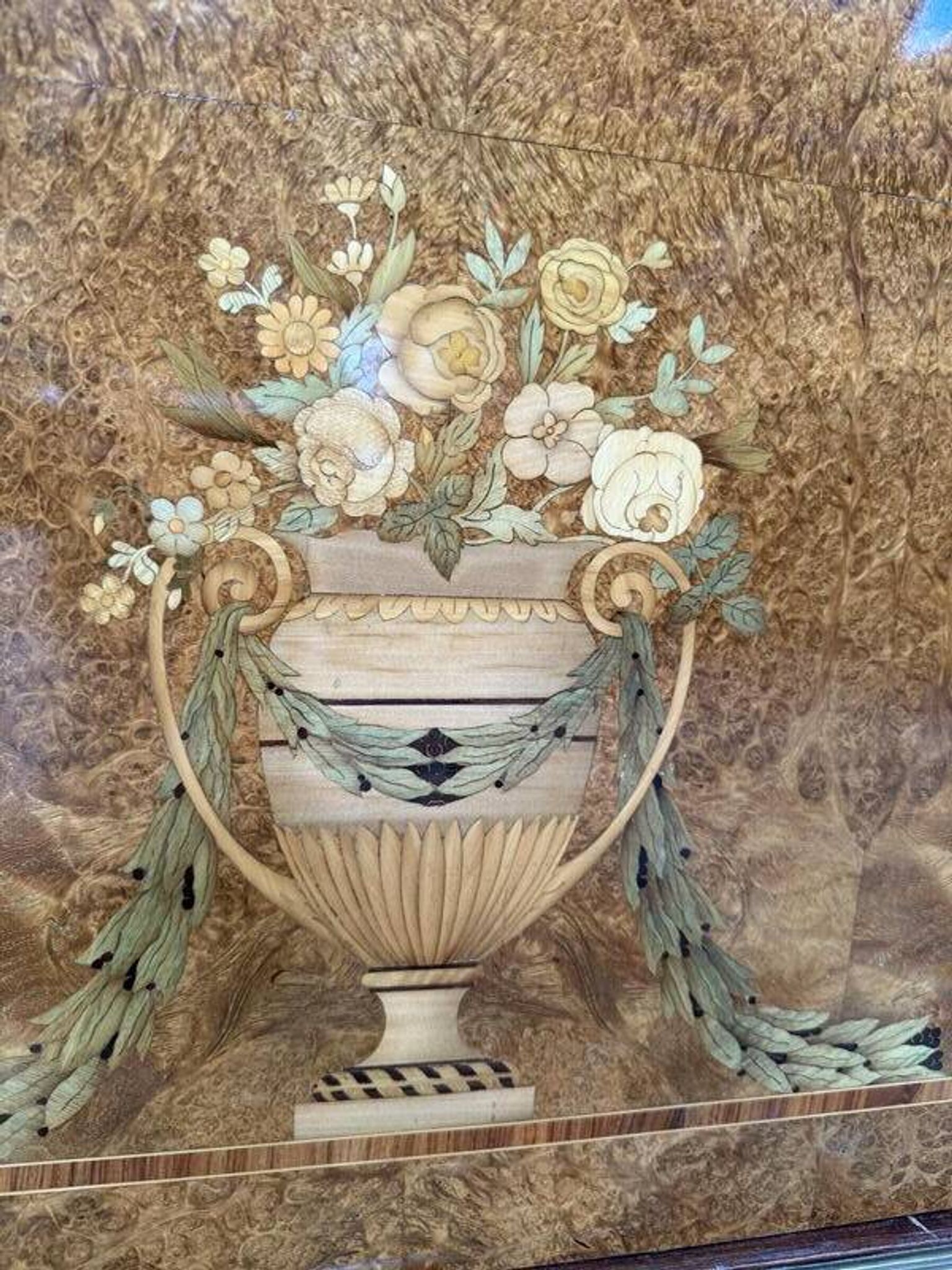 Buffet de style Louis Louis XVI en marqueterie