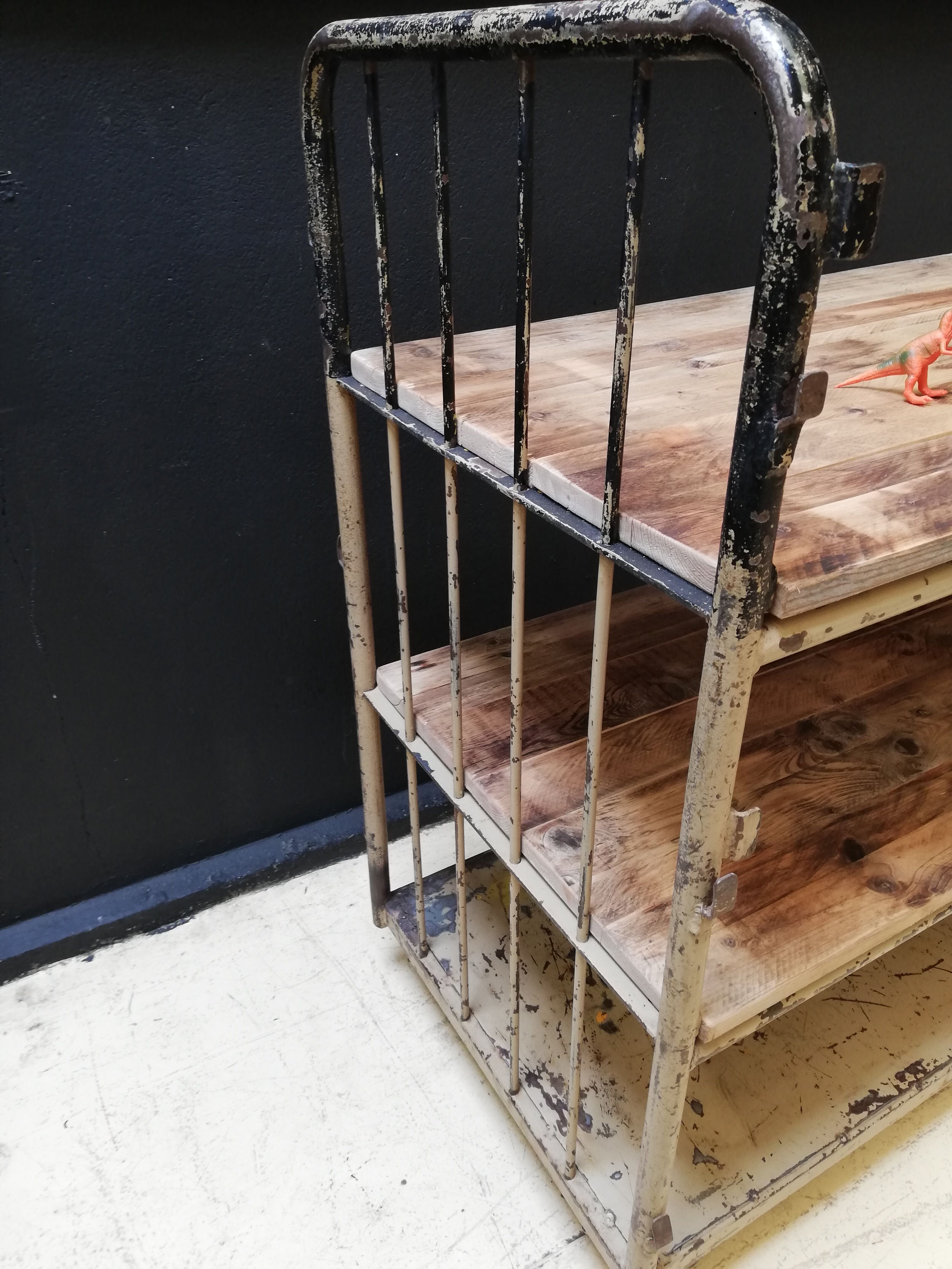 Industrial trolley, roulette shelf
